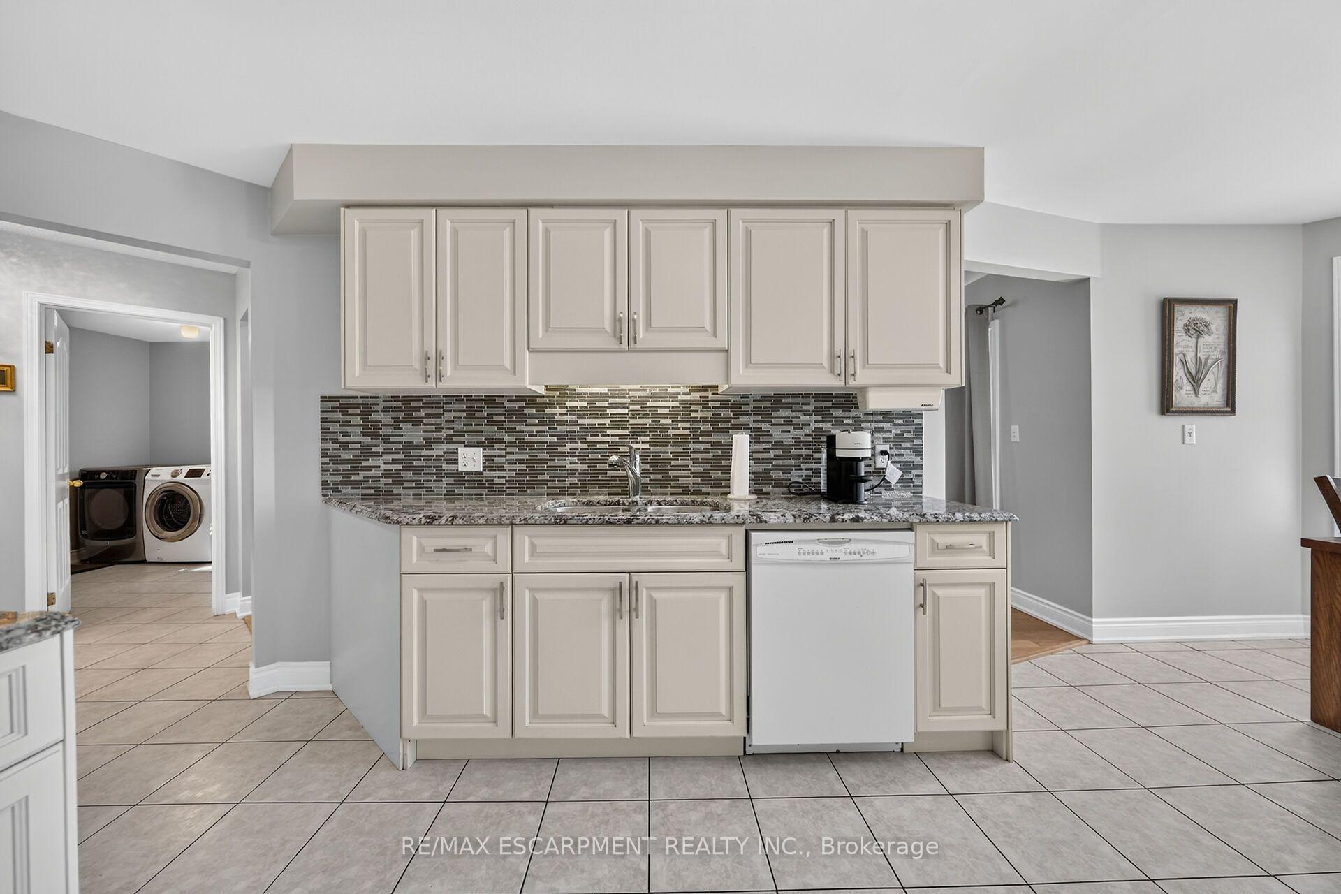 Photo 11 of 42 Hillgarden Drive, Hamilton, Stoney Creek Mountain — HOMEH