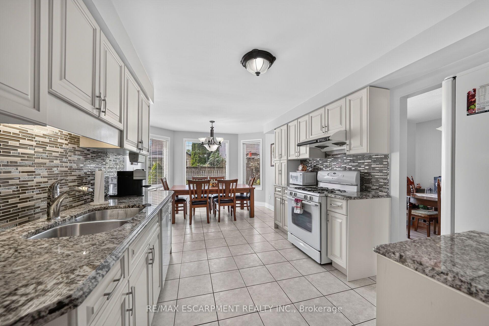 Photo 12 of 42 Hillgarden Drive, Hamilton, Stoney Creek Mountain — HOMEH