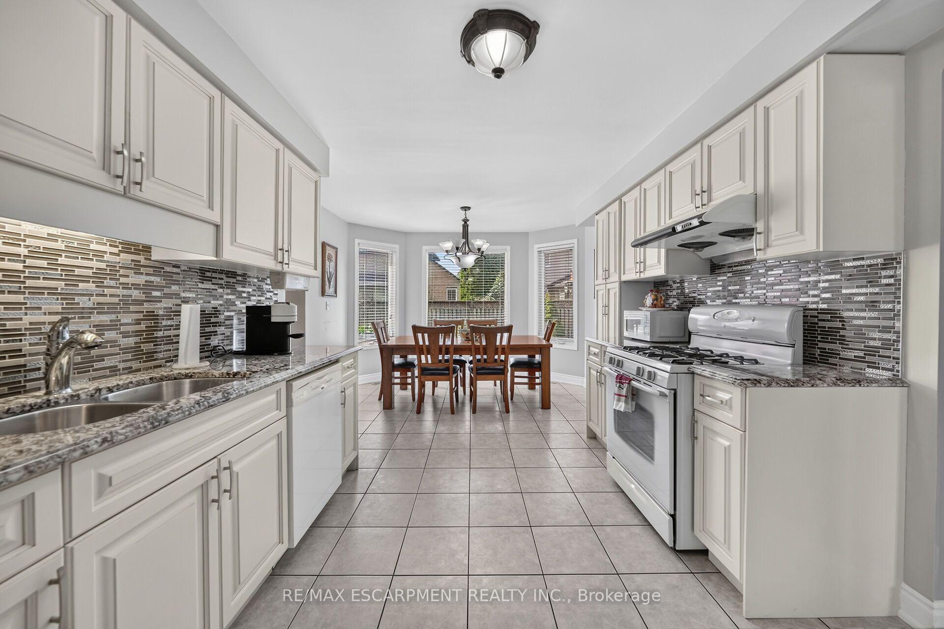 Photo 13 of 42 Hillgarden Drive, Hamilton, Stoney Creek Mountain — HOMEH