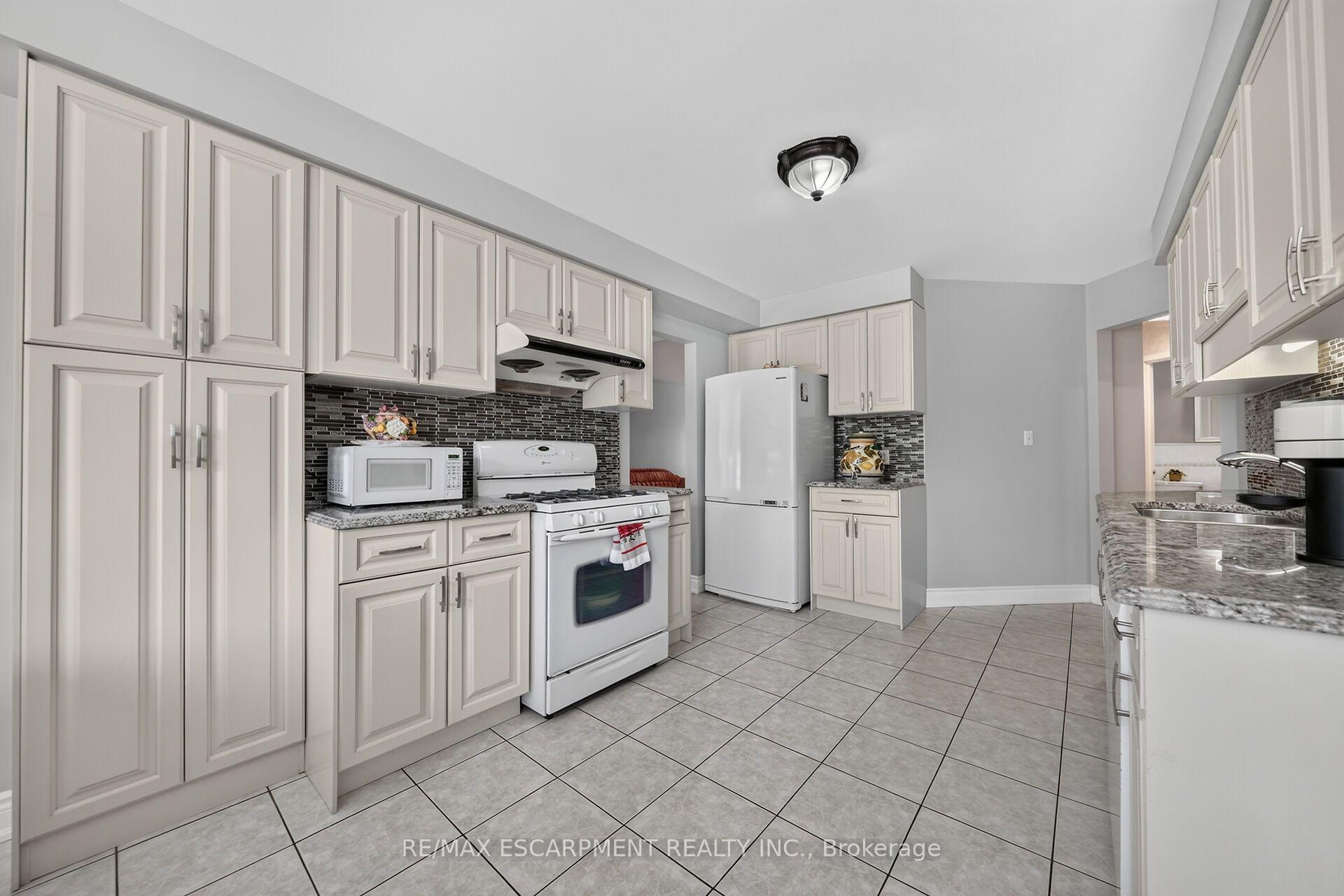 Photo 15 of 42 Hillgarden Drive, Hamilton, Stoney Creek Mountain — HOMEH