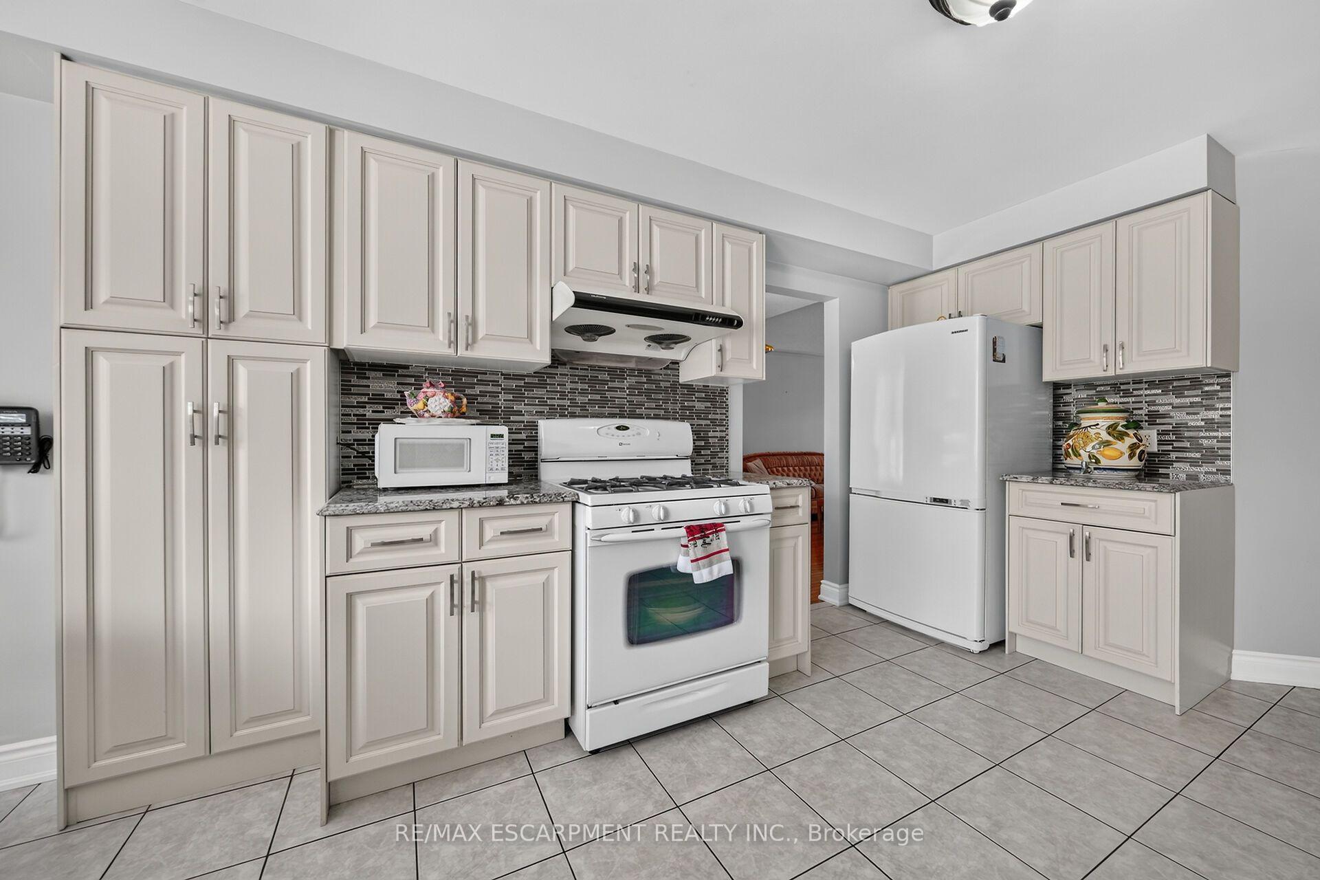 Photo 16 of 42 Hillgarden Drive, Hamilton, Stoney Creek Mountain — HOMEH