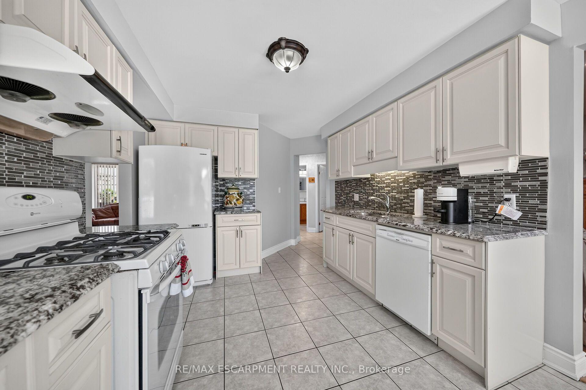 Photo 17 of 42 Hillgarden Drive, Hamilton, Stoney Creek Mountain — HOMEH
