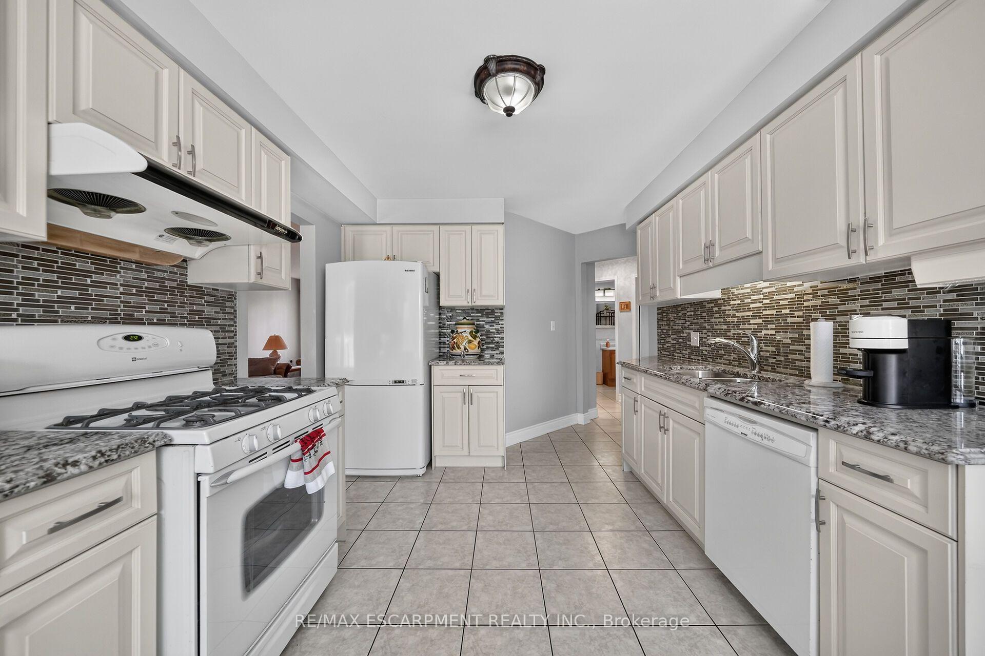 Photo 18 of 42 Hillgarden Drive, Hamilton, Stoney Creek Mountain — HOMEH
