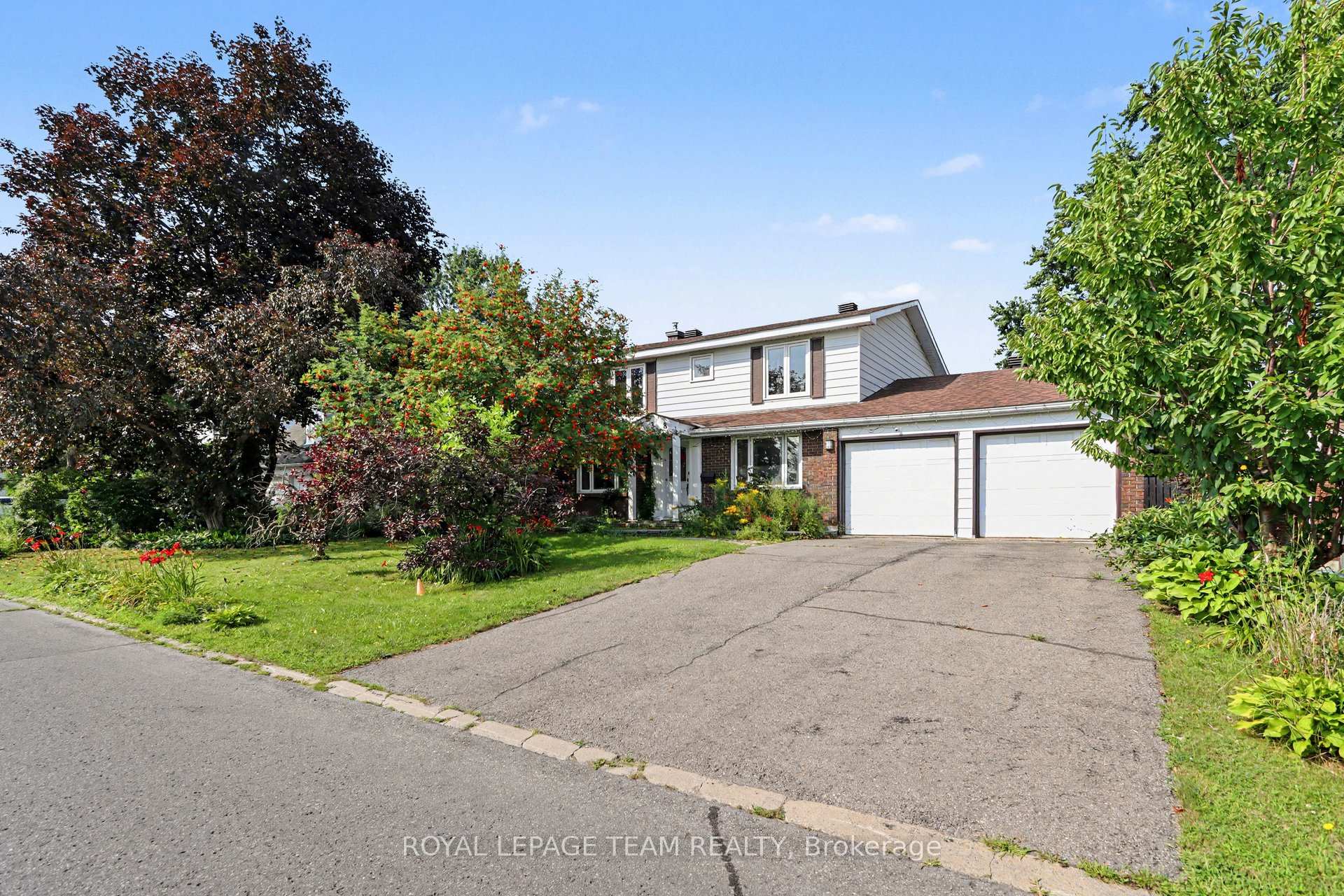 Photo 2 of 638 Laverendrye Drive, Ottawa, Beacon Hill North — HOMEH