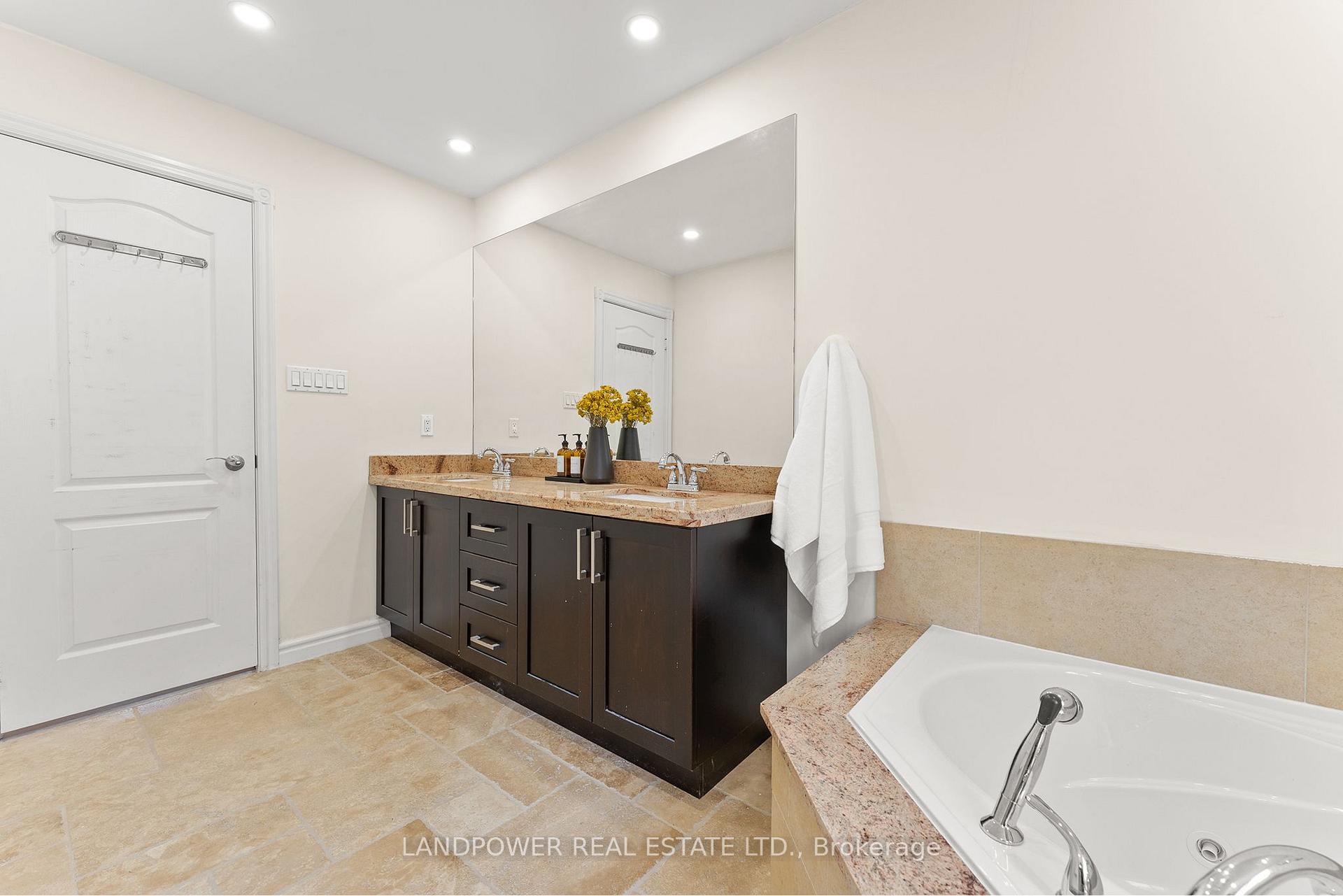 Photo 24 of 6 Melchior Crescent, Markham, Buttonville — HOMEH