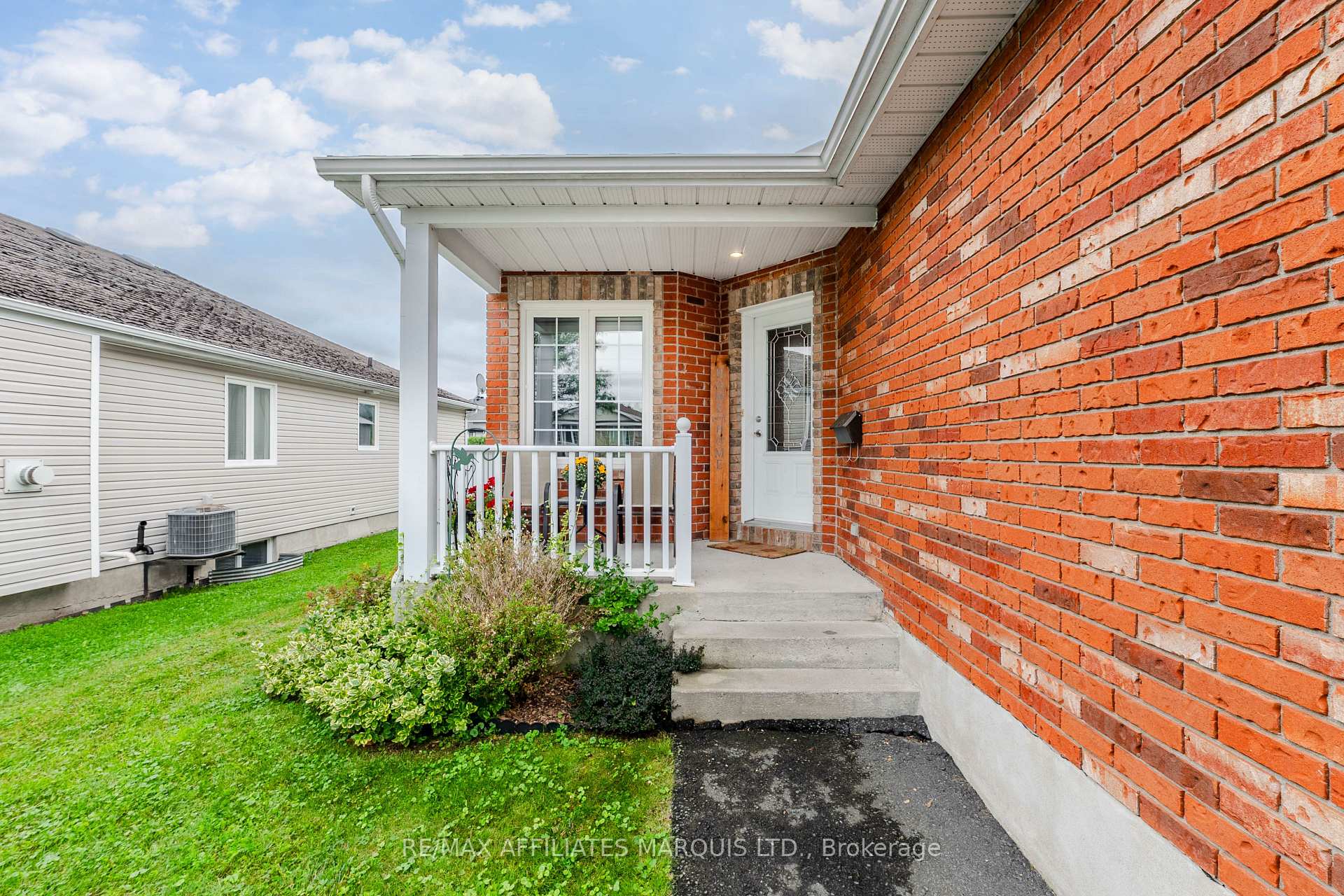 Photo 3 of 2230 Glen Brook Drive, Cornwall, Cornwall — HOMEH