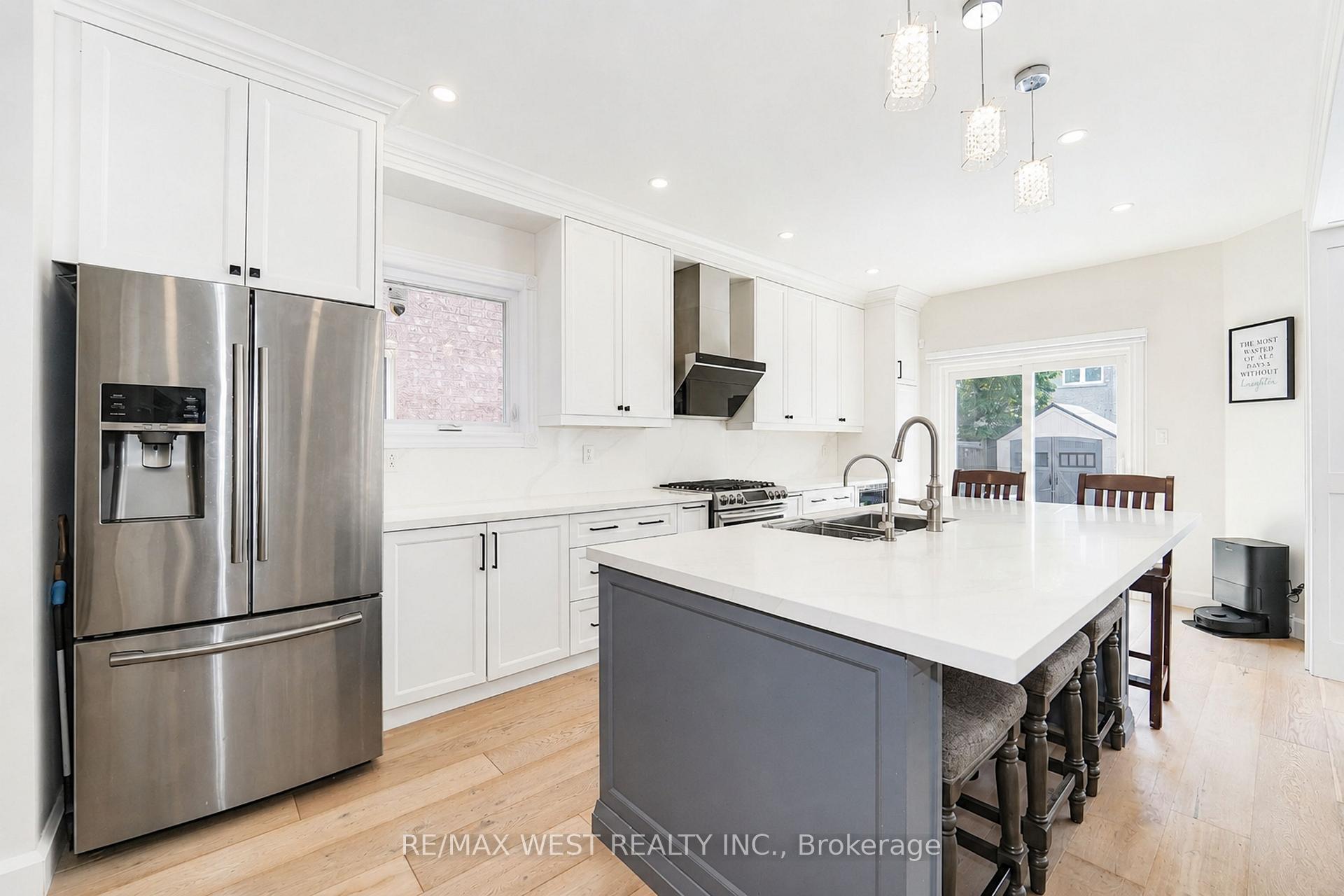 Photo 4 of 139 River Ridge Boulevard, Aurora, Bayview Northeast — HOMEH