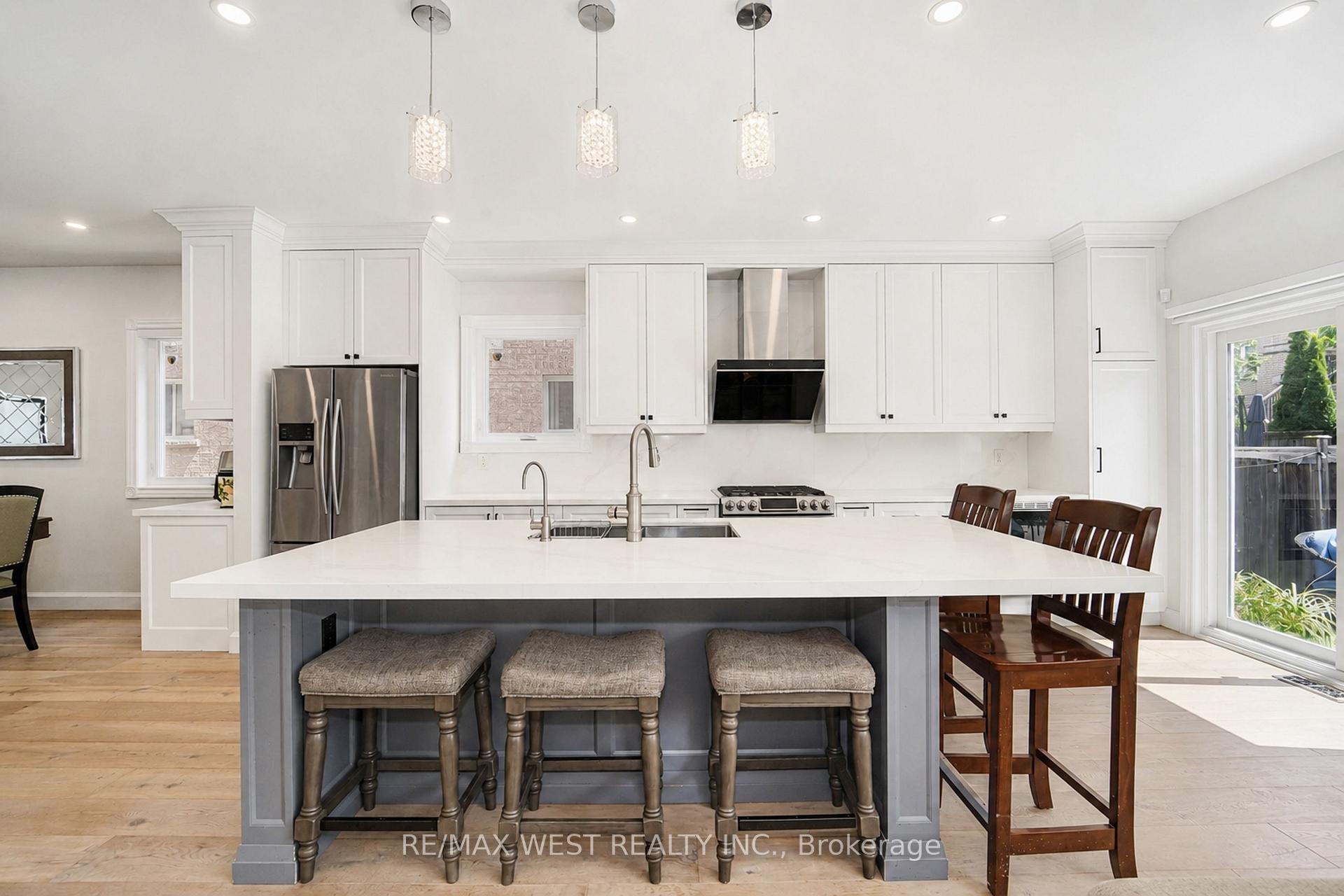 Photo 5 of 139 River Ridge Boulevard, Aurora, Bayview Northeast — HOMEH