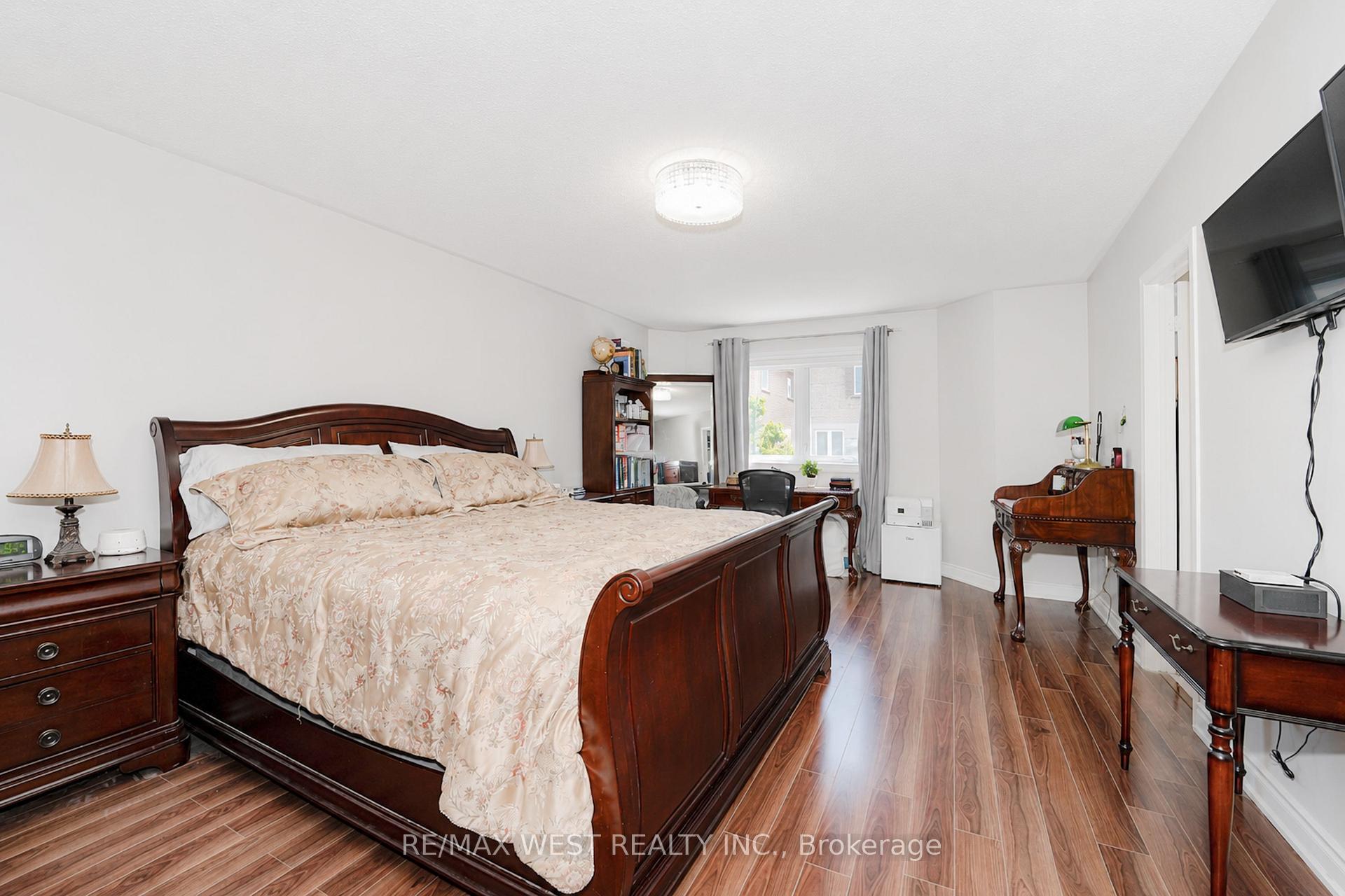 Photo 7 of 139 River Ridge Boulevard, Aurora, Bayview Northeast — HOMEH