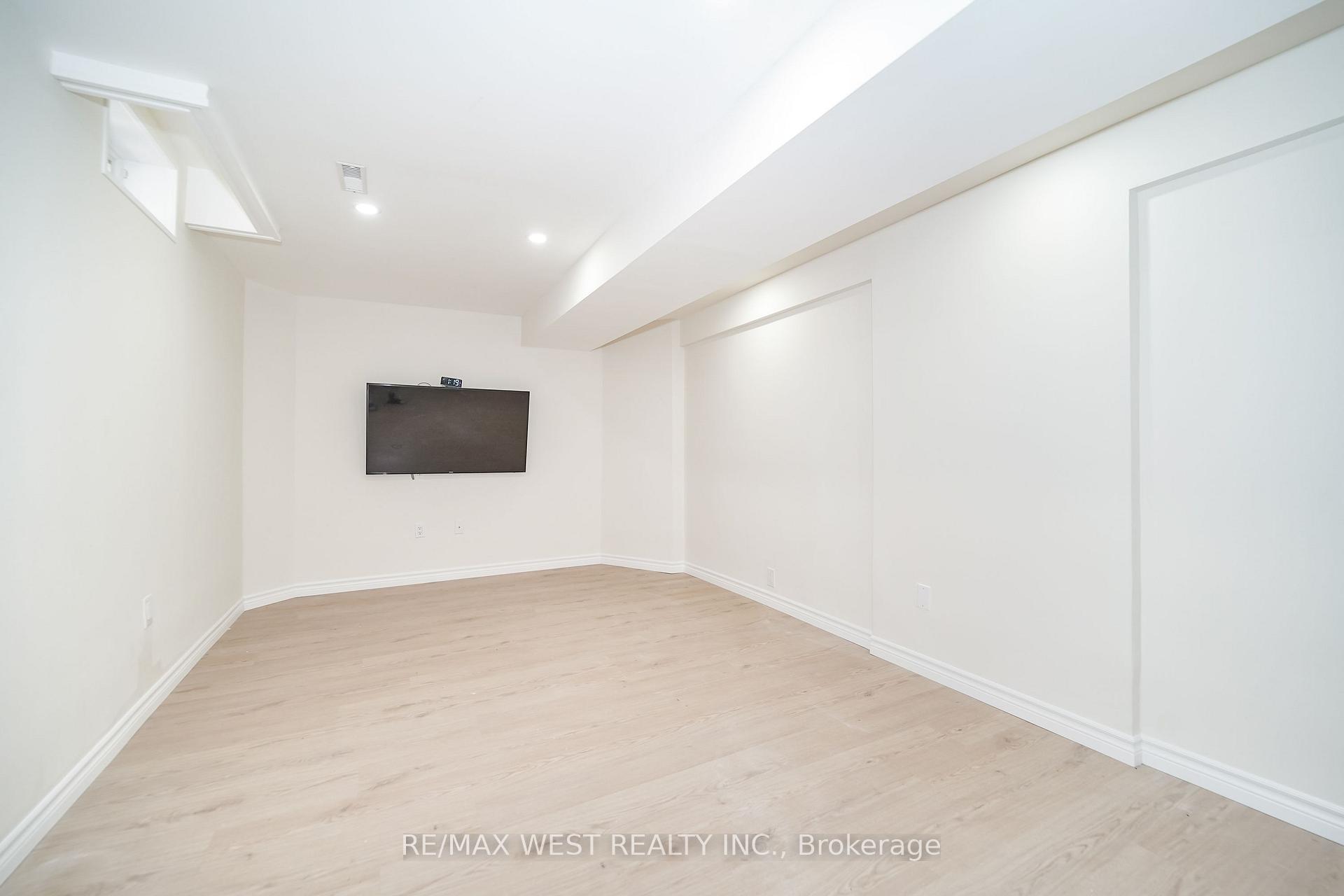 Photo 12 of 139 River Ridge Boulevard, Aurora, Bayview Northeast — HOMEH