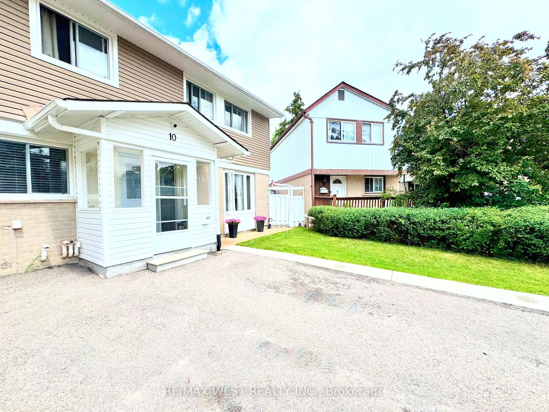 Photo 2 of 10 Hardcastle Court, Brampton, Central Park — HOMEH