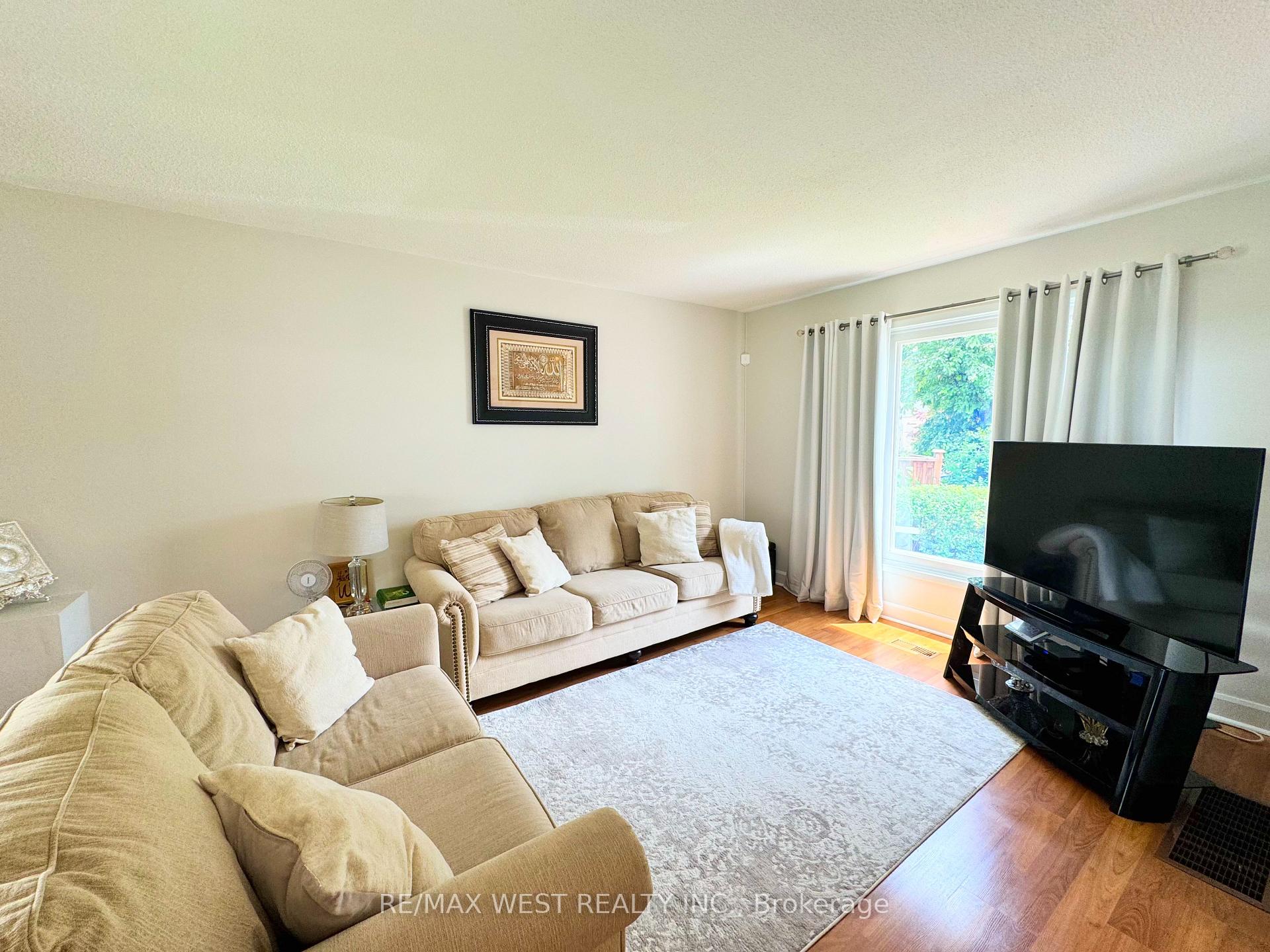 Photo 4 of 10 Hardcastle Court, Brampton, Central Park — HOMEH