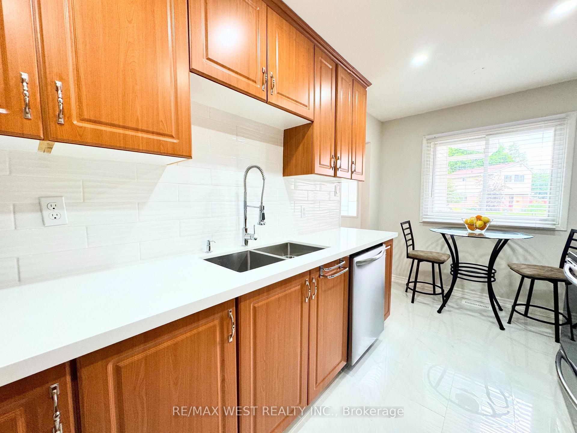 Photo 10 of 10 Hardcastle Court, Brampton, Central Park — HOMEH
