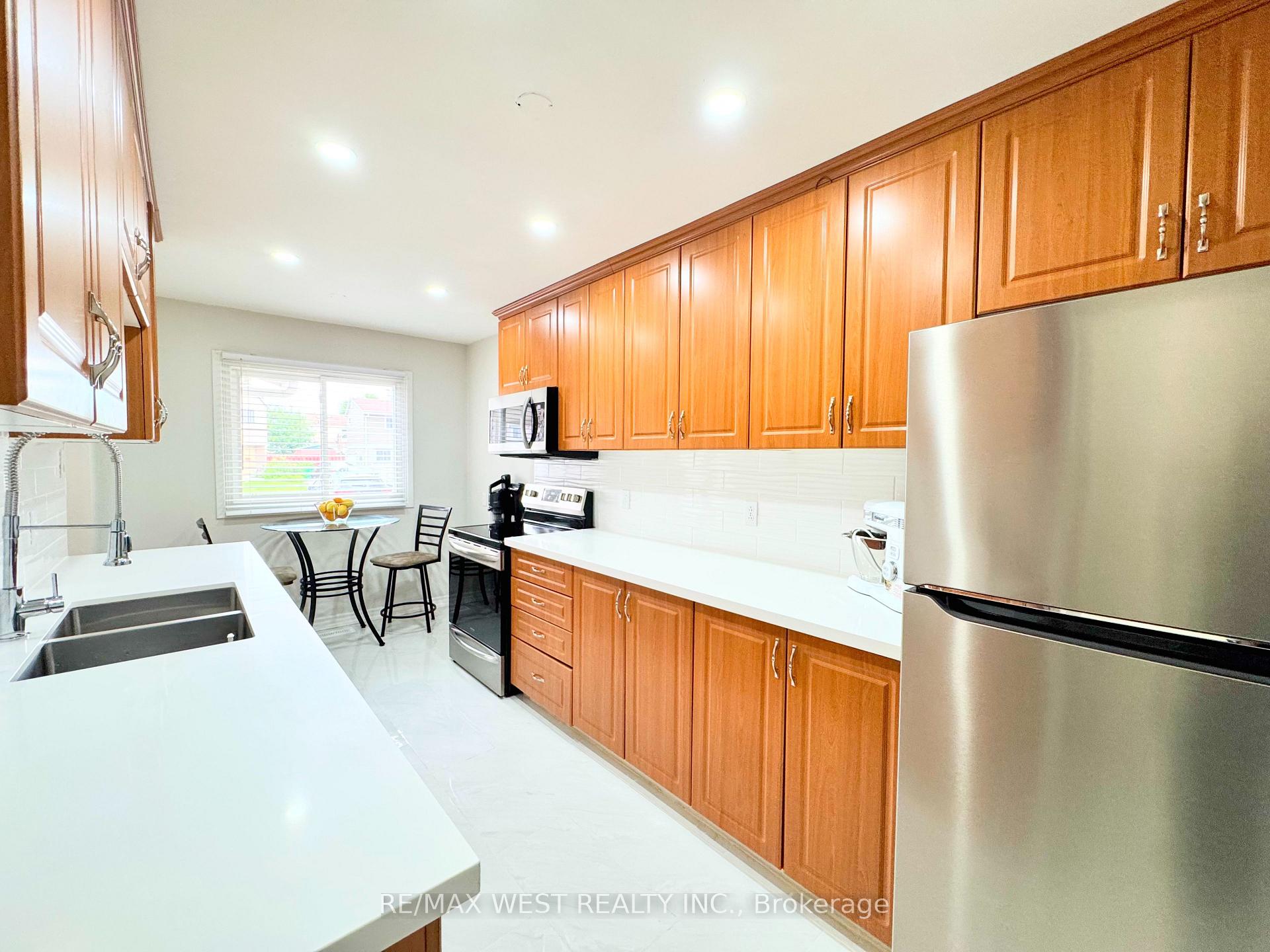 Photo 11 of 10 Hardcastle Court, Brampton, Central Park — HOMEH