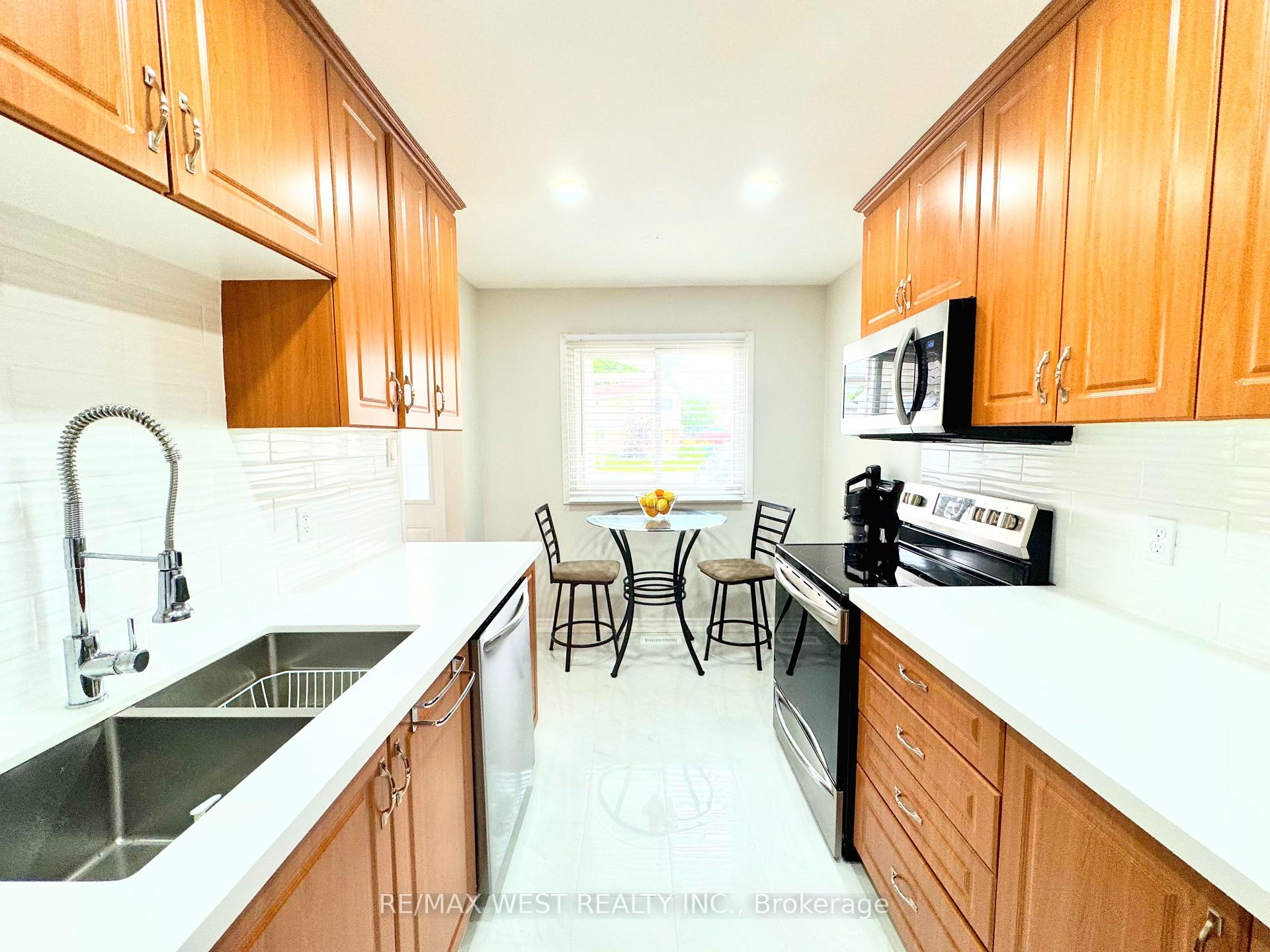 Photo 12 of 10 Hardcastle Court, Brampton, Central Park — HOMEH