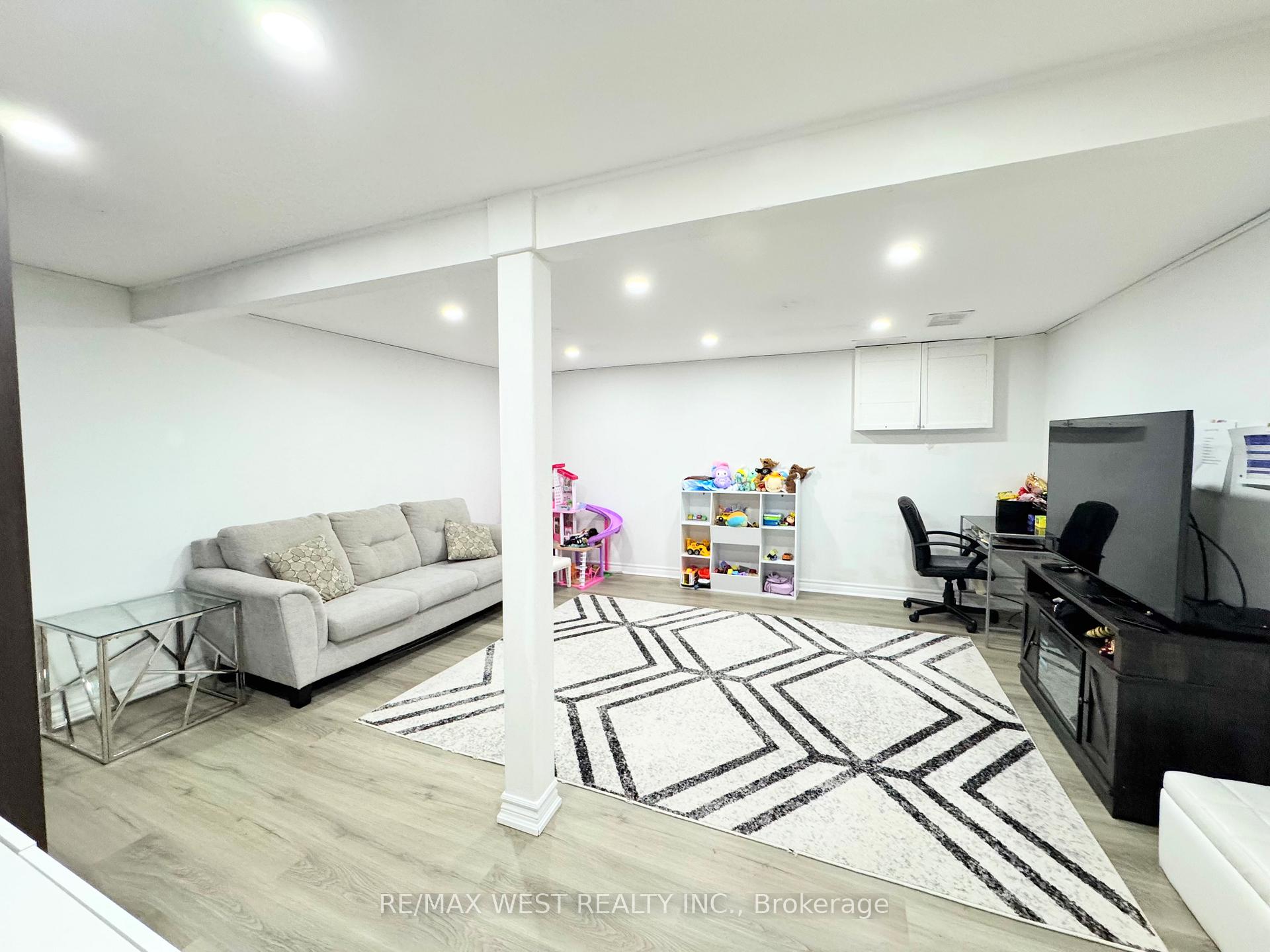 Photo 22 of 10 Hardcastle Court, Brampton, Central Park — HOMEH