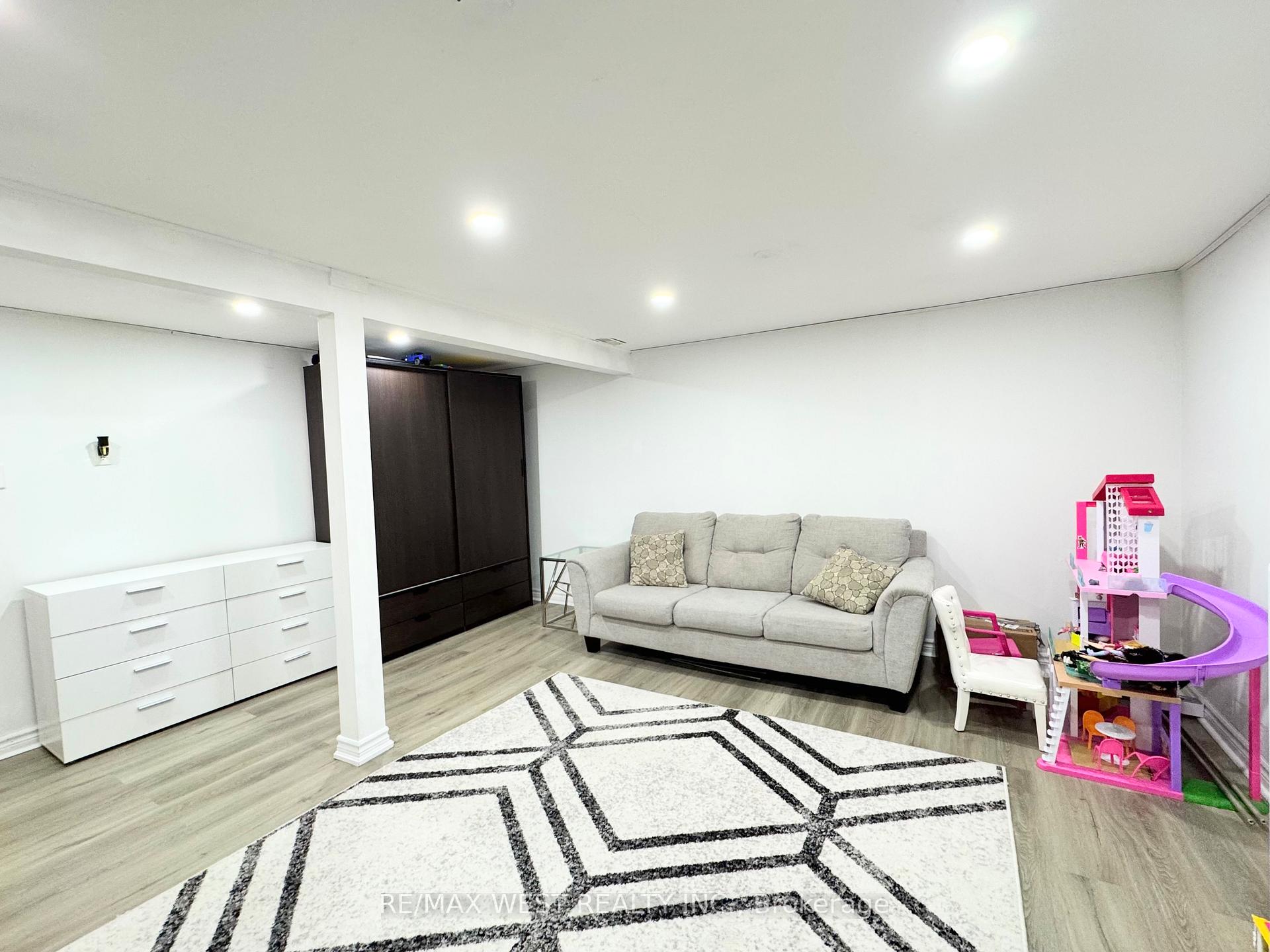 Photo 23 of 10 Hardcastle Court, Brampton, Central Park — HOMEH