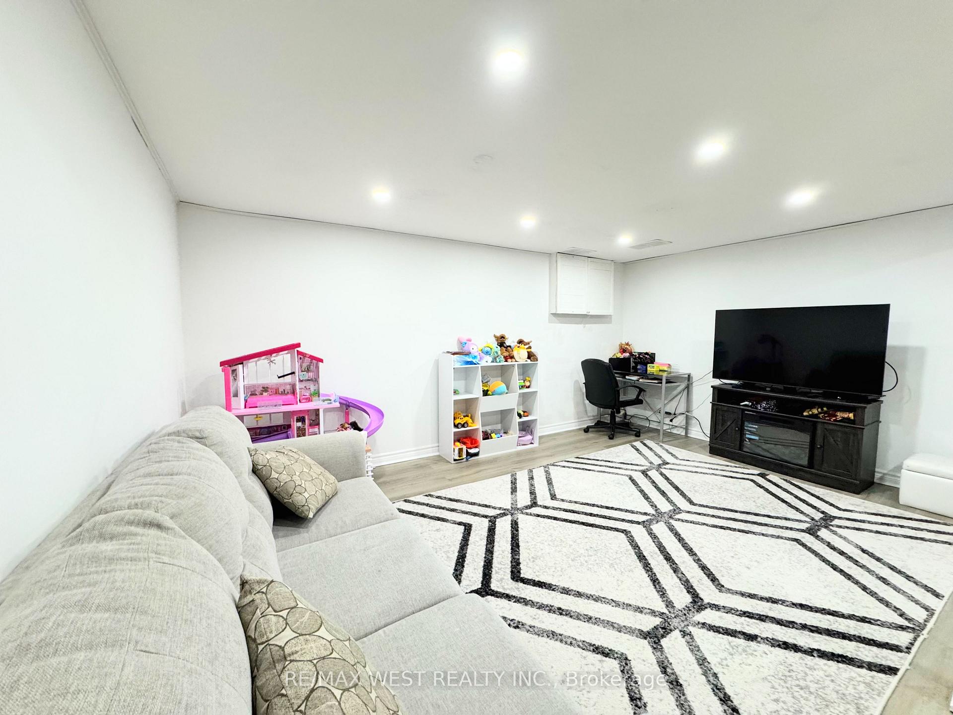 Photo 24 of 10 Hardcastle Court, Brampton, Central Park — HOMEH