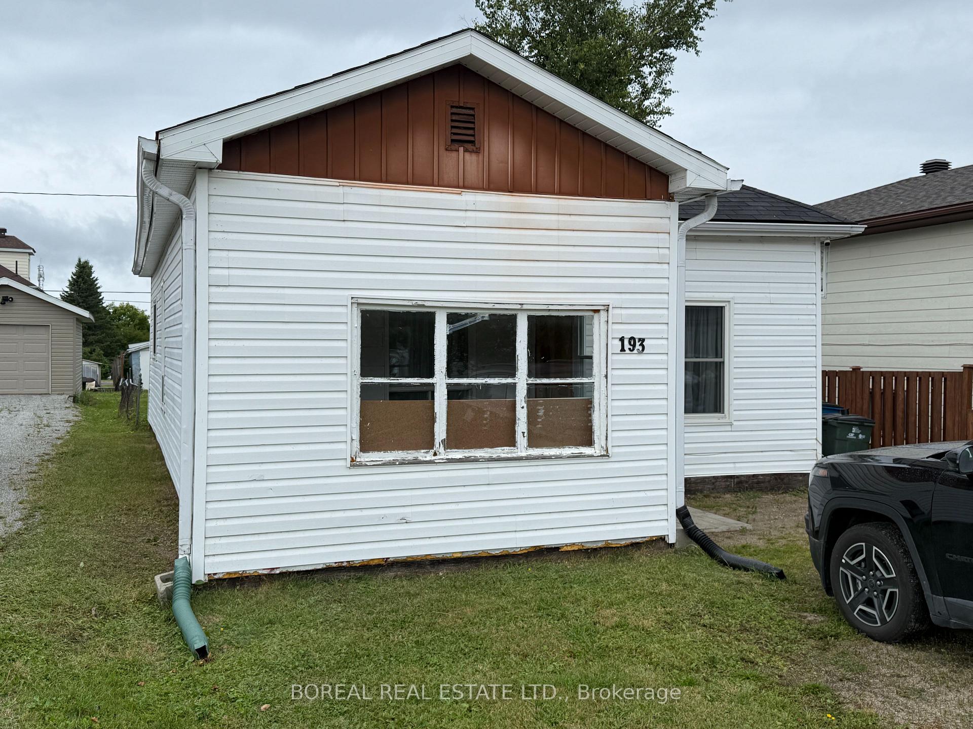 Photo 5 of 193 Twelfth Avenue, Cochrane — HOMEH