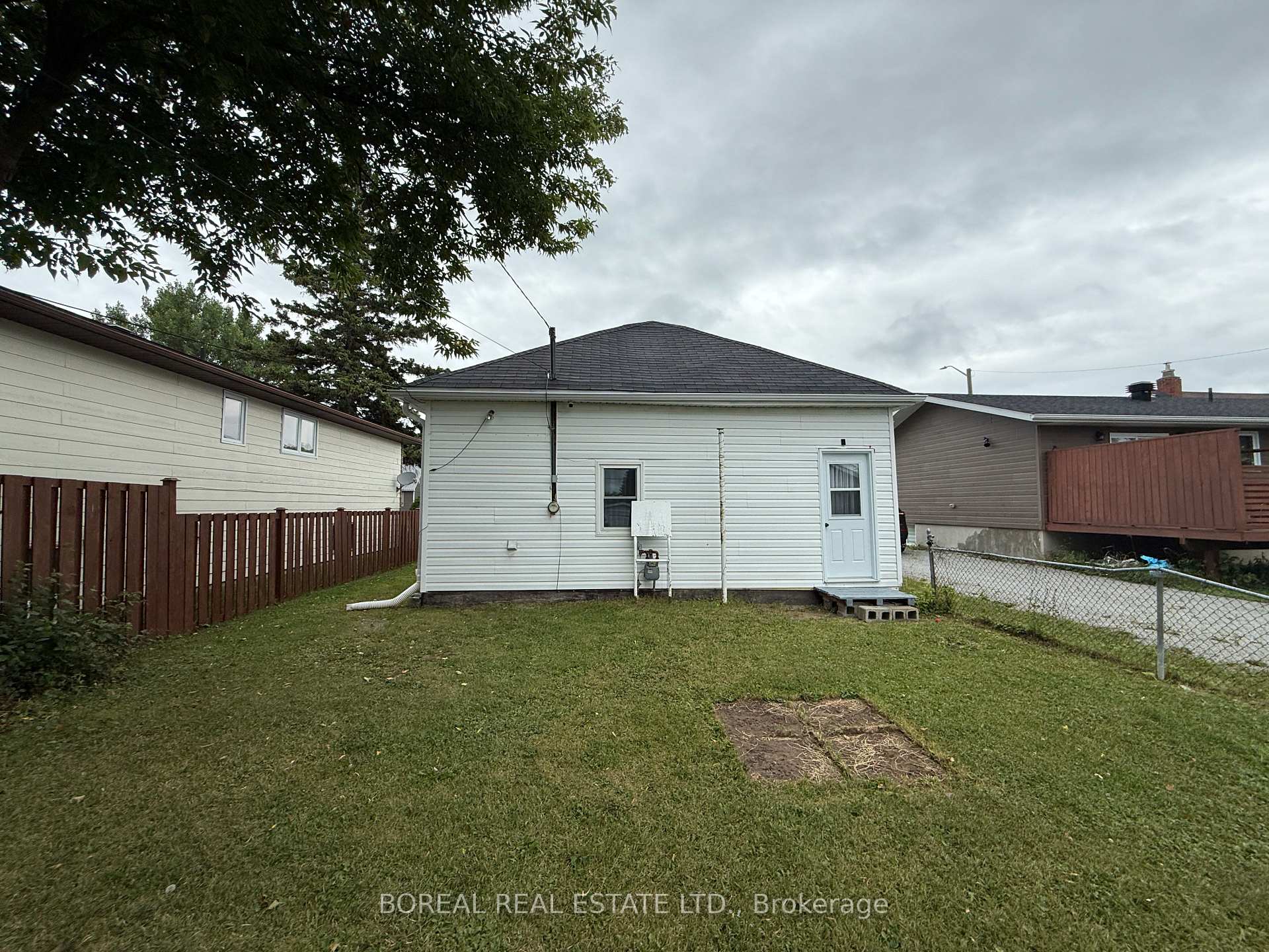 Photo 11 of 193 Twelfth Avenue, Cochrane — HOMEH