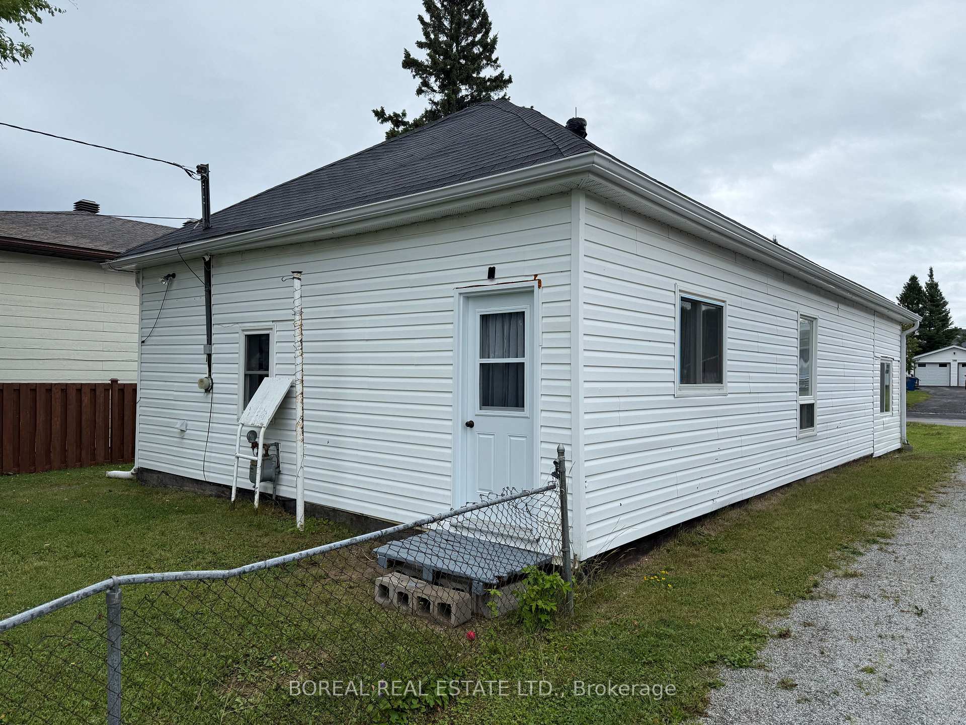 Photo 13 of 193 Twelfth Avenue, Cochrane — HOMEH