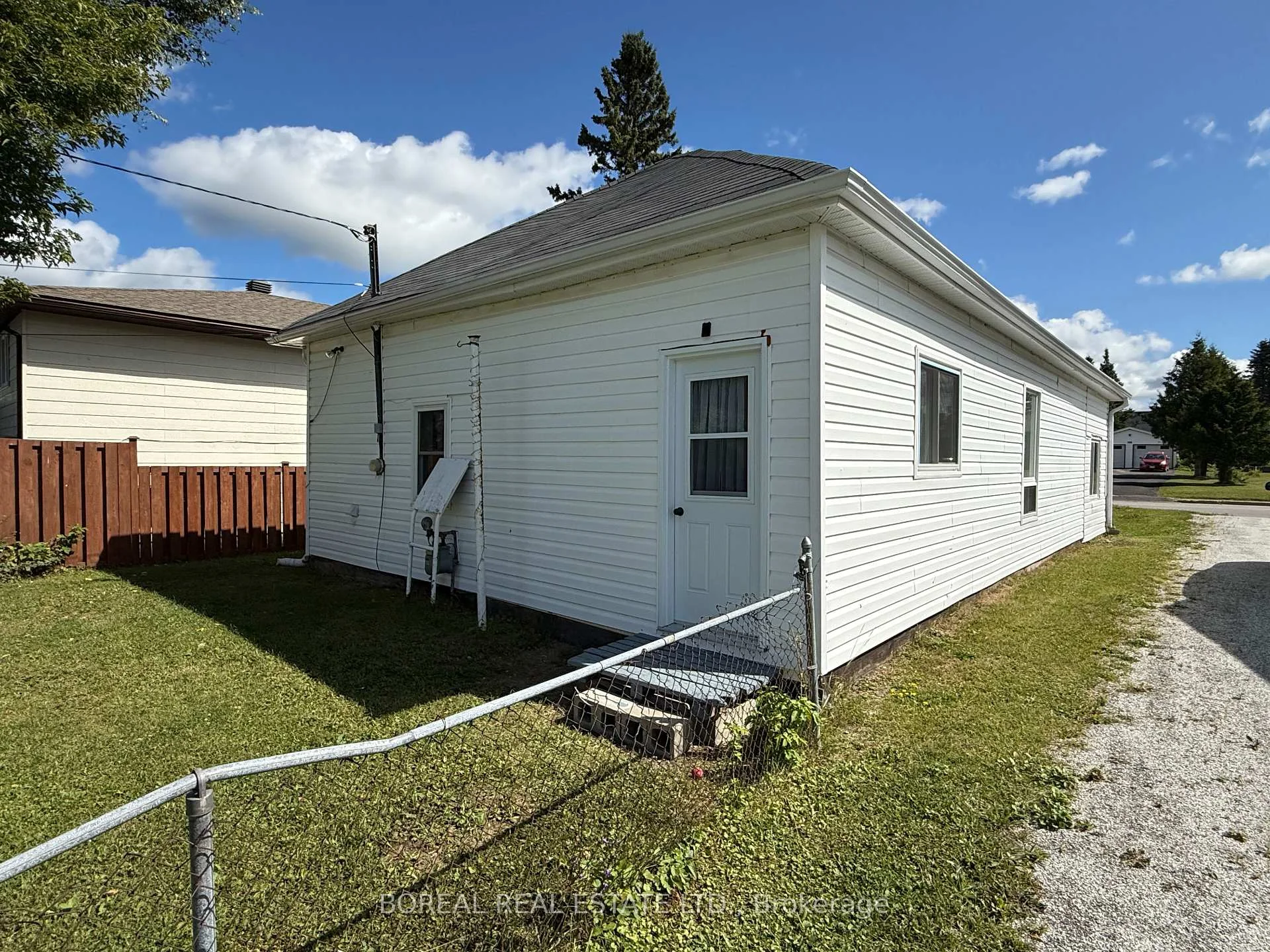 Photo 10 of 193 Twelfth Avenue, Cochrane — HOMEH