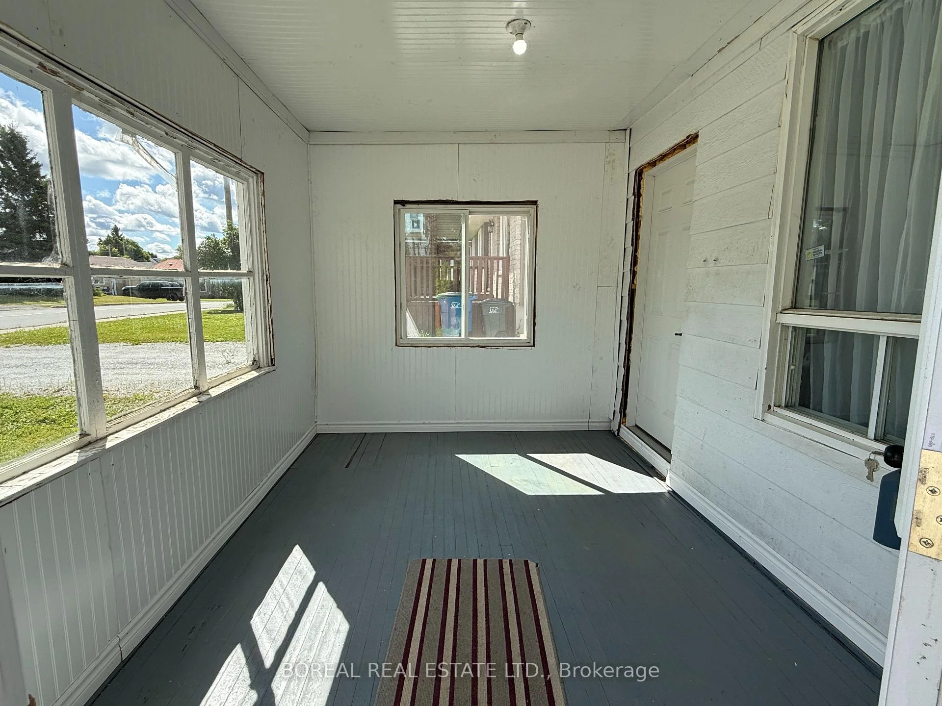 Photo 17 of 193 Twelfth Avenue, Cochrane — HOMEH