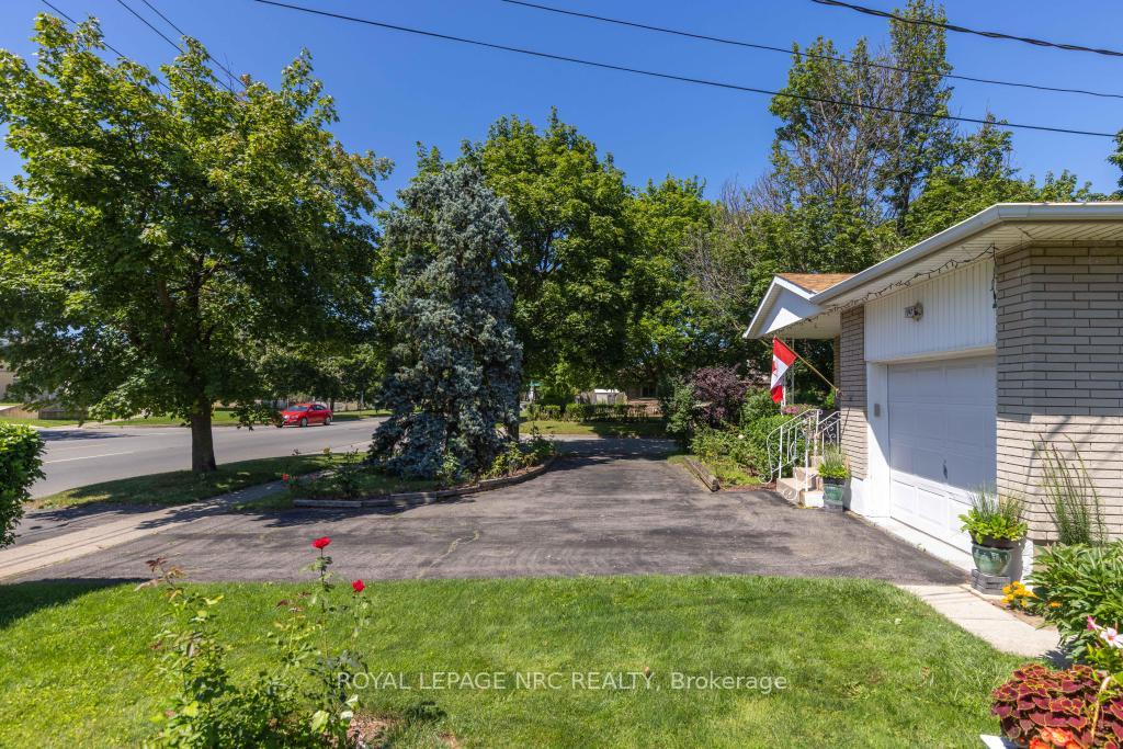 Photo 3 of 542 Lake Street, St. Catharines, Lakeport — HOMEH