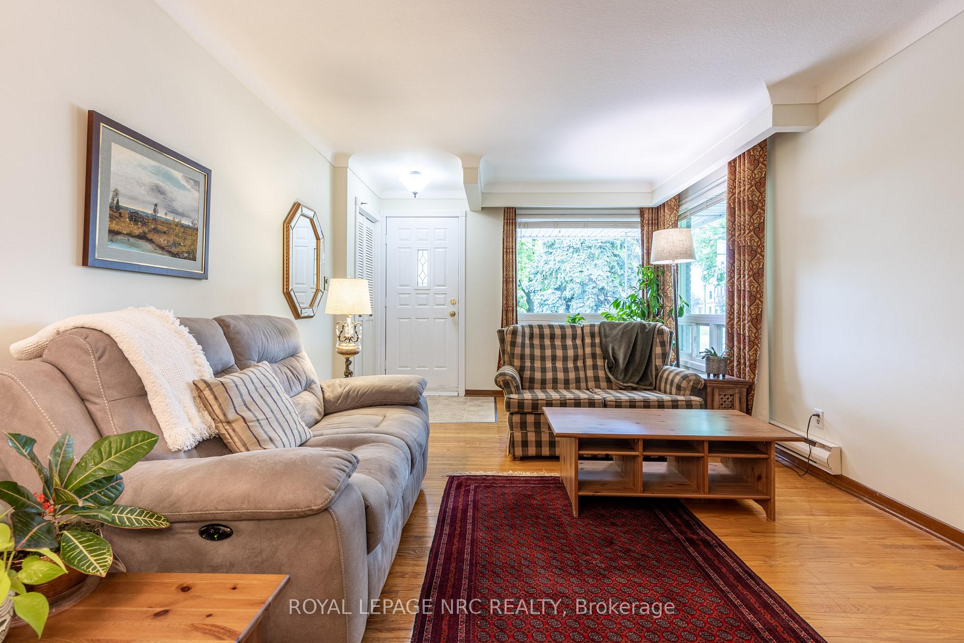 Photo 5 of 542 Lake Street, St. Catharines, Lakeport — HOMEH