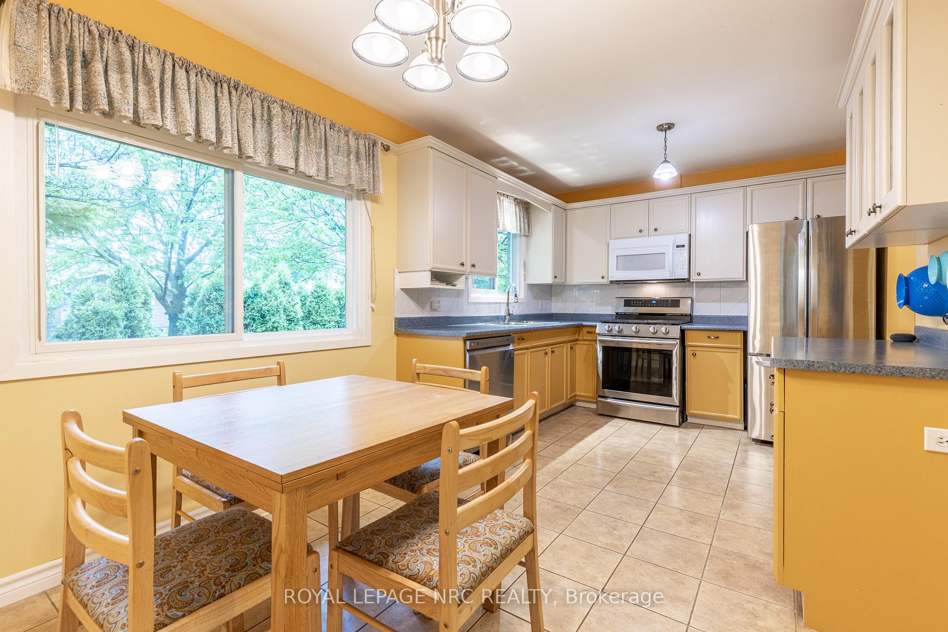 Photo 8 of 542 Lake Street, St. Catharines, Lakeport — HOMEH