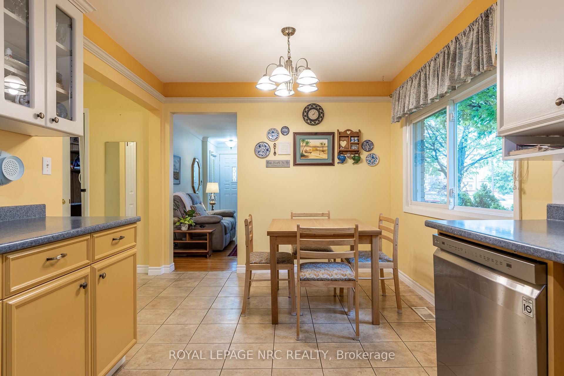 Photo 10 of 542 Lake Street, St. Catharines, Lakeport — HOMEH