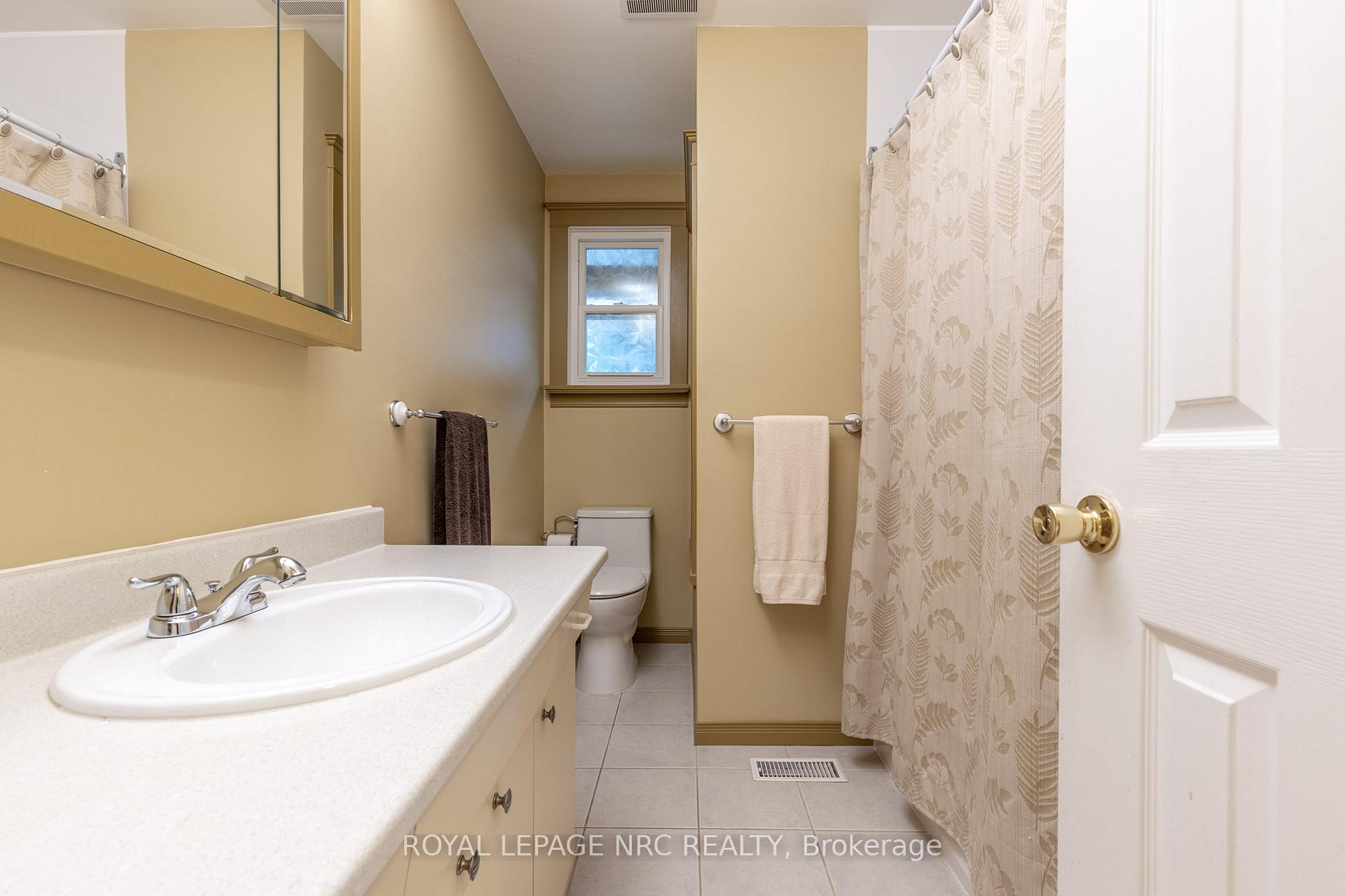 Photo 13 of 542 Lake Street, St. Catharines, Lakeport — HOMEH
