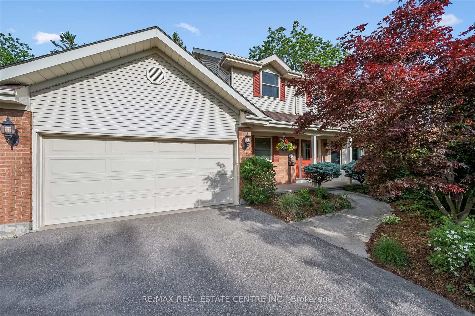 Front of 21 Tinatawa Court