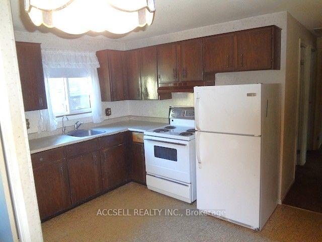 Photo 3 of 28 Harcourt Crescent, Kitchener, Pioneer Park — HOMEH