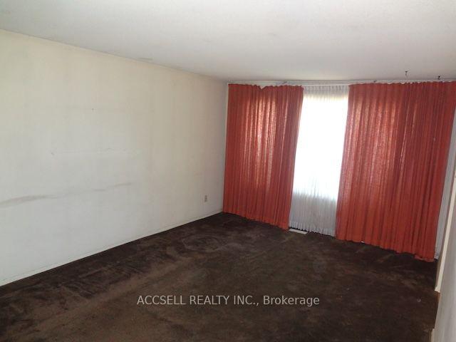 Photo 4 of 28 Harcourt Crescent, Kitchener, Pioneer Park — HOMEH
