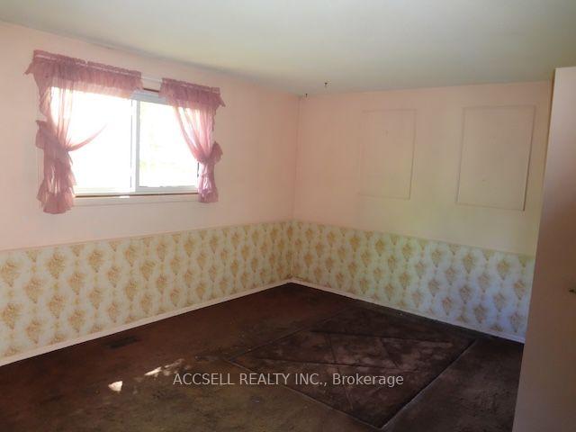 Photo 6 of 28 Harcourt Crescent, Kitchener, Pioneer Park — HOMEH