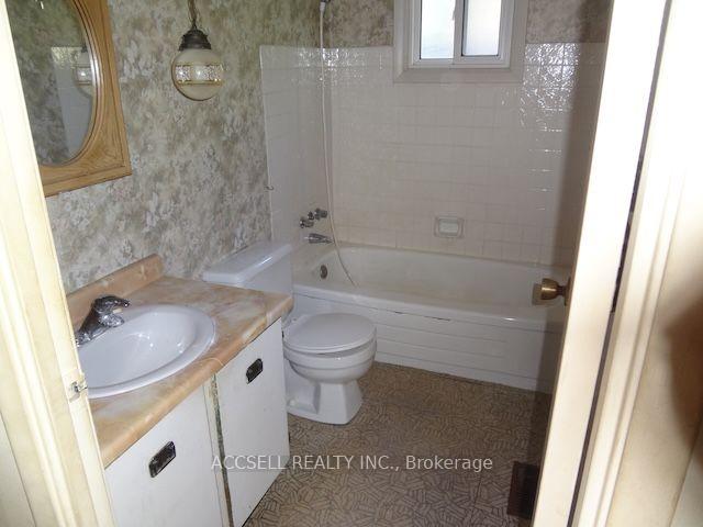 Photo 8 of 28 Harcourt Crescent, Kitchener, Pioneer Park — HOMEH