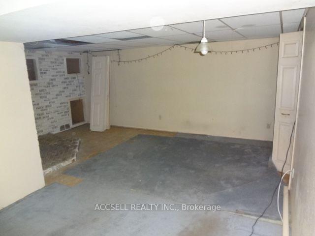 Photo 9 of 28 Harcourt Crescent, Kitchener, Pioneer Park — HOMEH