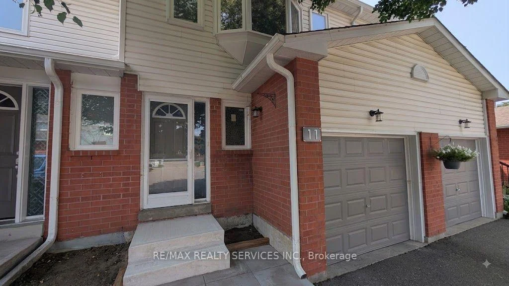 Photo 2 of 11 Beverly Lane, Halton Hills, Georgetown — HOMEH