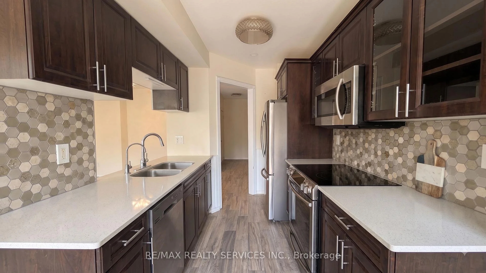 Photo 3 of 11 Beverly Lane, Halton Hills, Georgetown — HOMEH