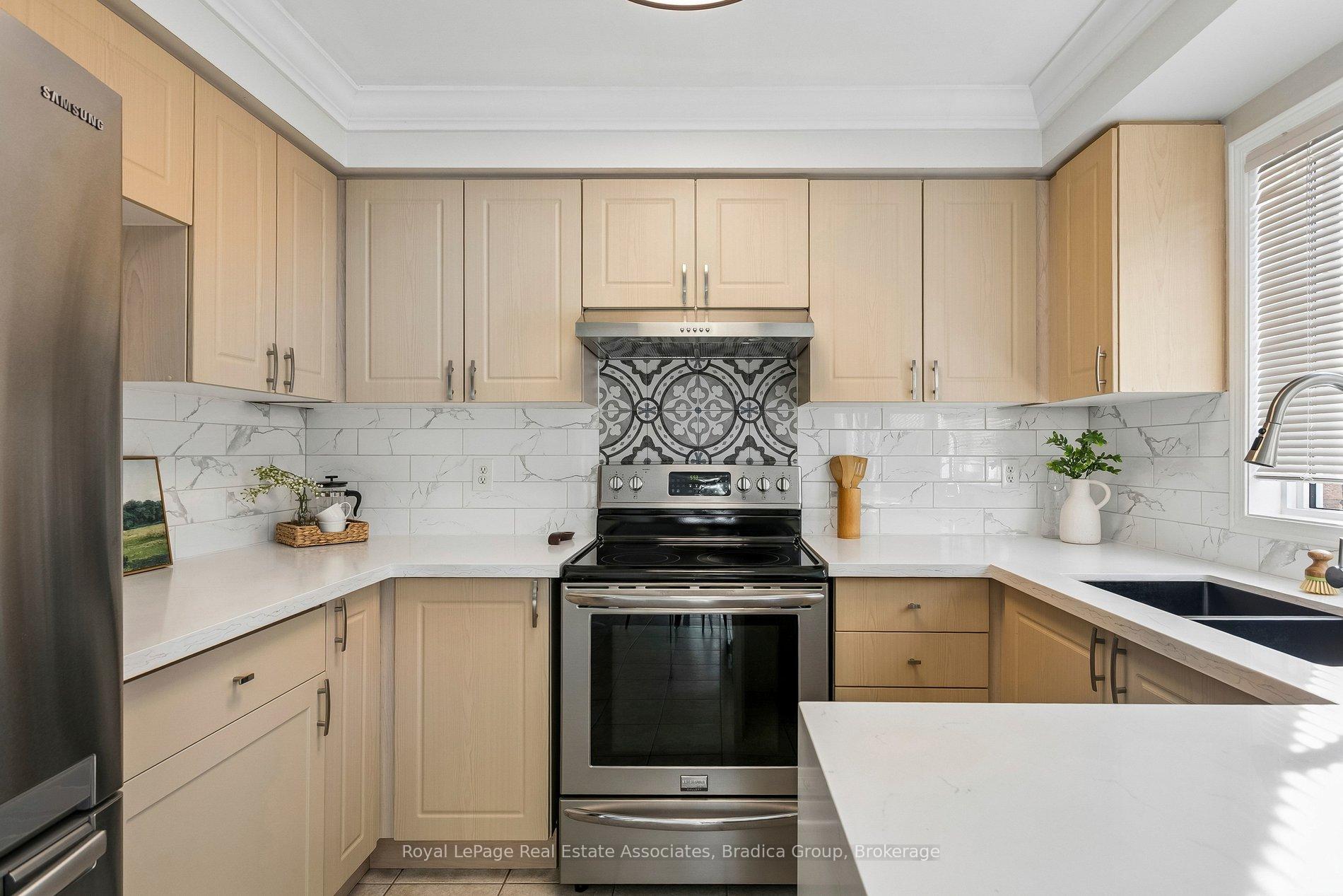 Photo 3 of 3837 Forest Bluff Crescent, Mississauga, Lisgar — HOMEH