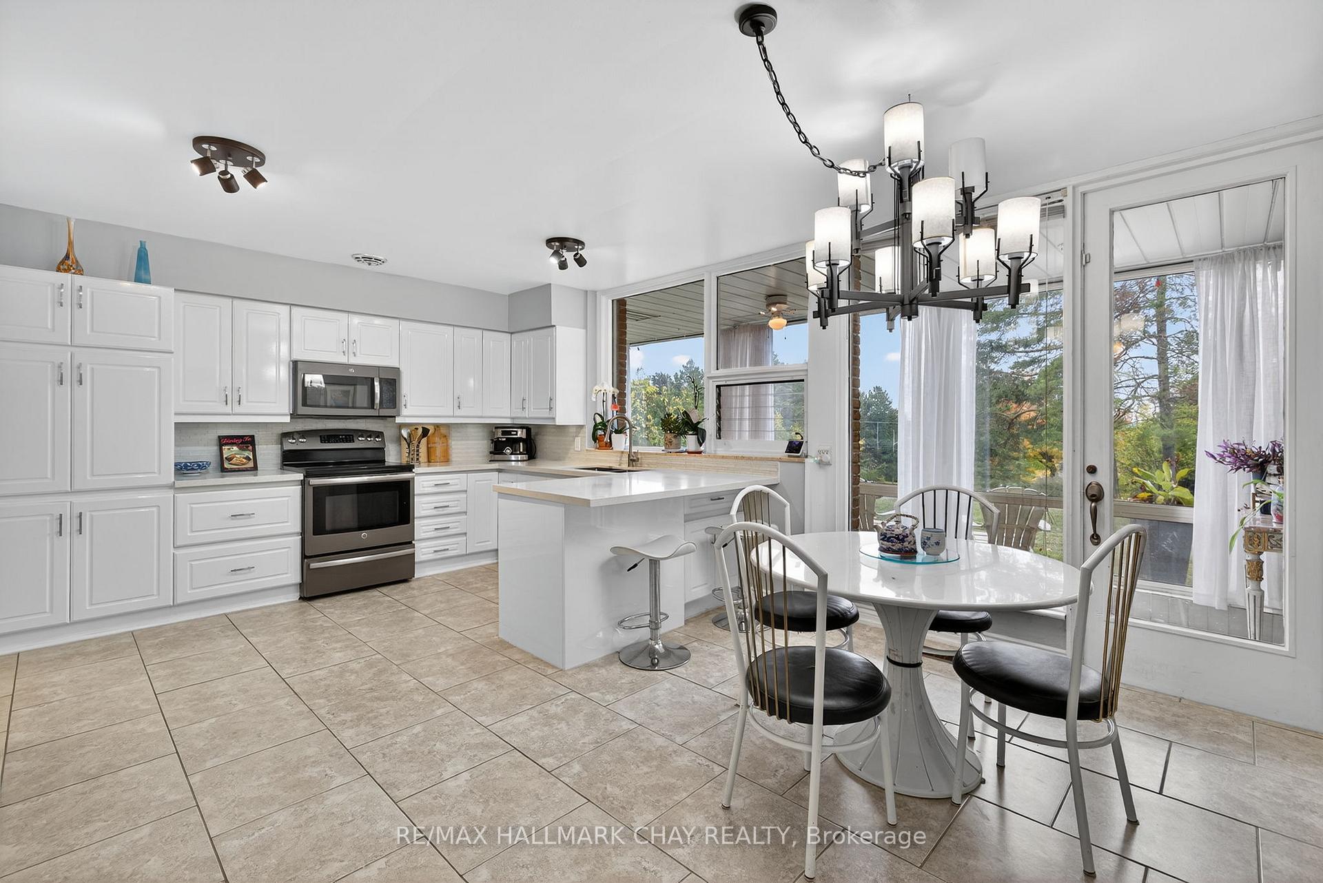 Photo 5 of 39 Highfield Crescent, Georgina, Historic Lakeshore Communities — HOMEH