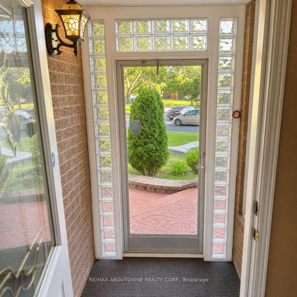 Photo 2 of 512 Chieftan Circle, Mississauga, Hurontario — HOMEH