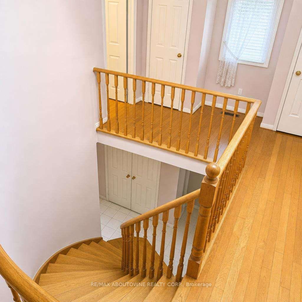 Photo 4 of 512 Chieftan Circle, Mississauga, Hurontario — HOMEH