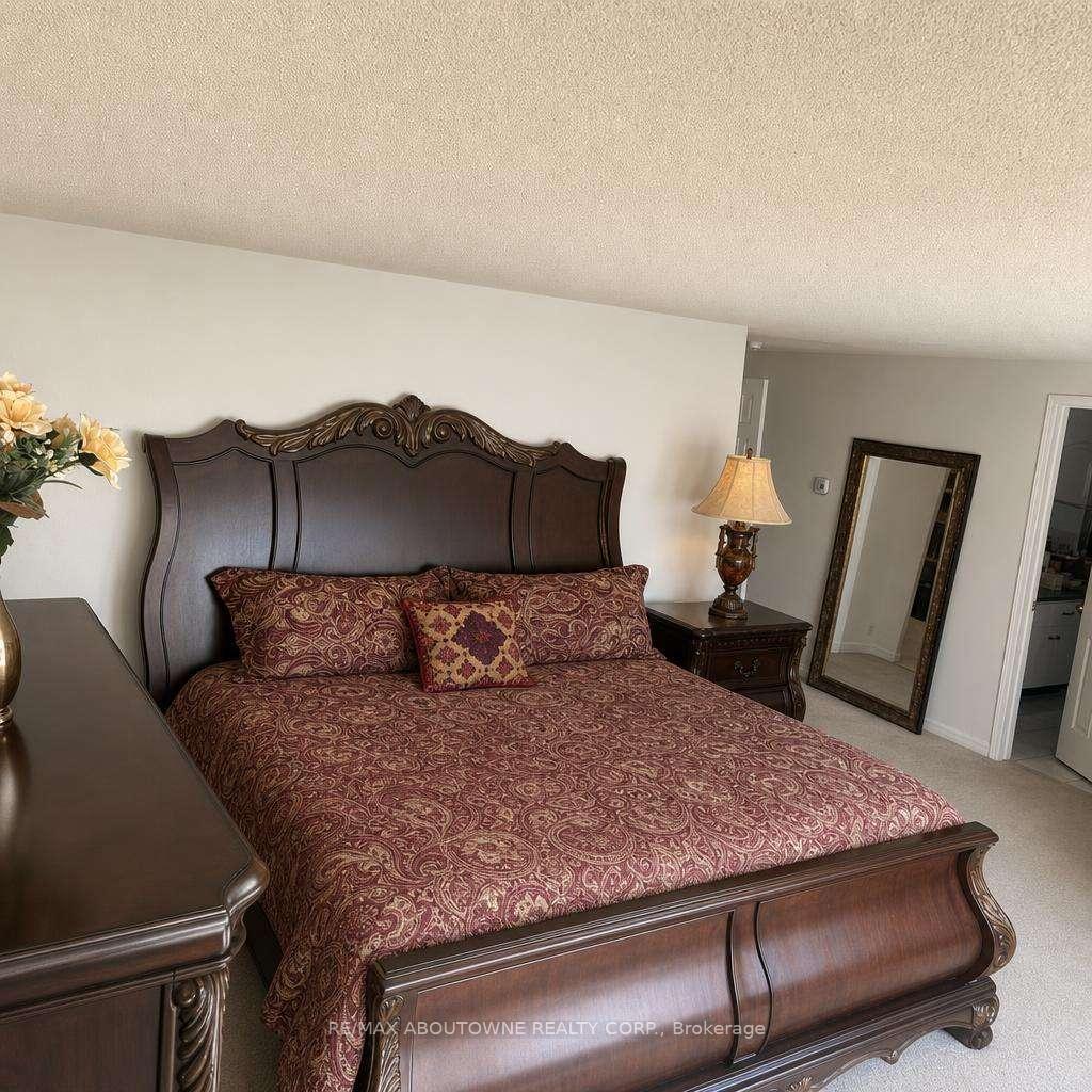 Photo 6 of 512 Chieftan Circle, Mississauga, Hurontario — HOMEH