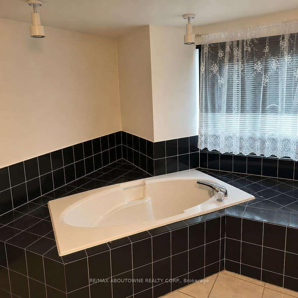 Photo 8 of 512 Chieftan Circle, Mississauga, Hurontario — HOMEH