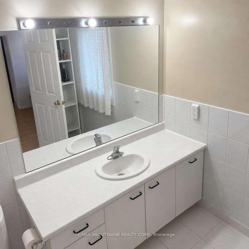 Photo 10 of 512 Chieftan Circle, Mississauga, Hurontario — HOMEH
