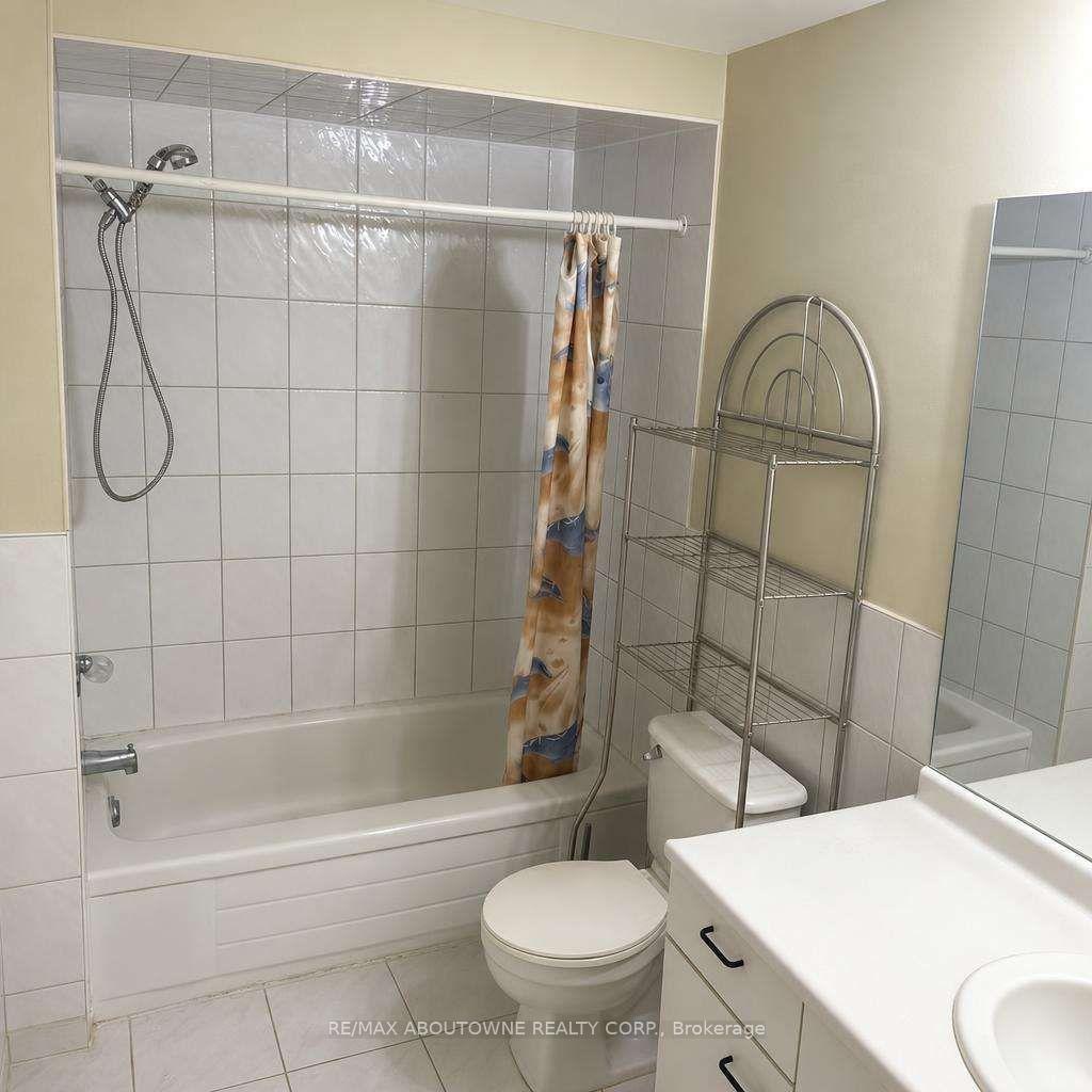 Photo 11 of 512 Chieftan Circle, Mississauga, Hurontario — HOMEH