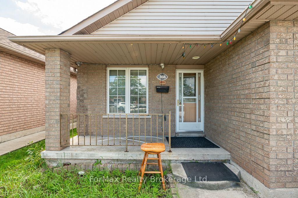 Photo 3 of 366 Macintosh Drive, Hamilton, Stoney Creek — HOMEH
