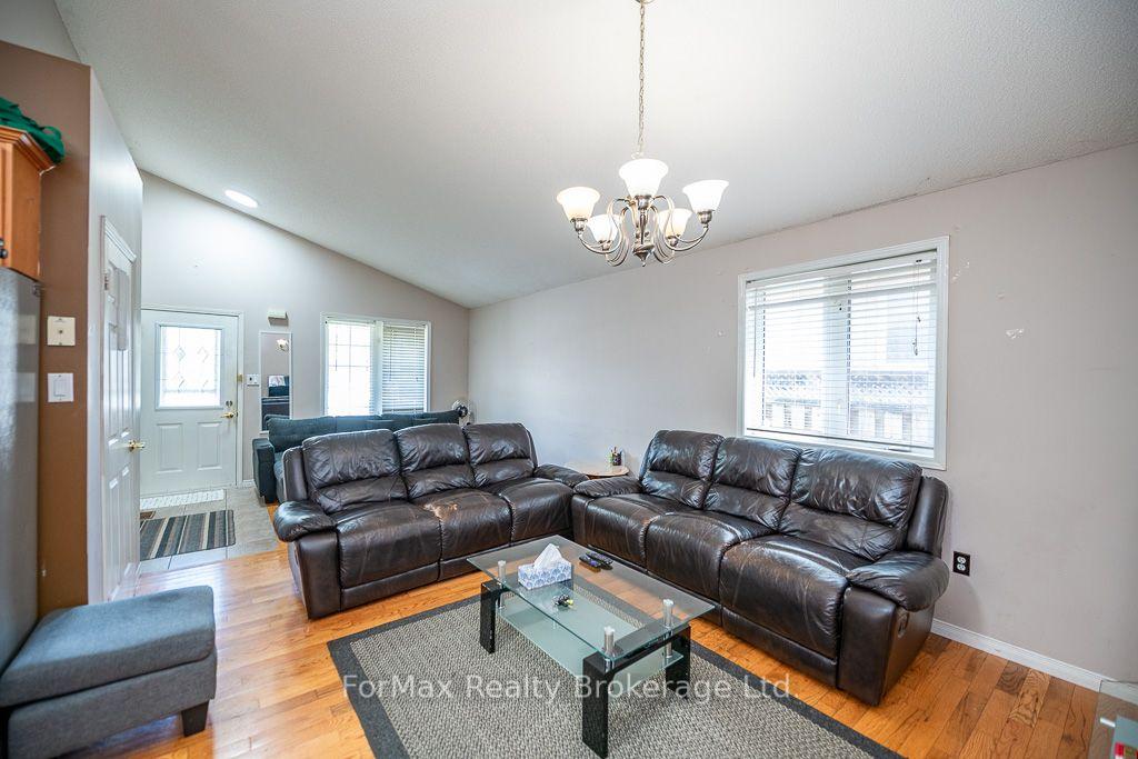 Photo 12 of 366 Macintosh Drive, Hamilton, Stoney Creek — HOMEH